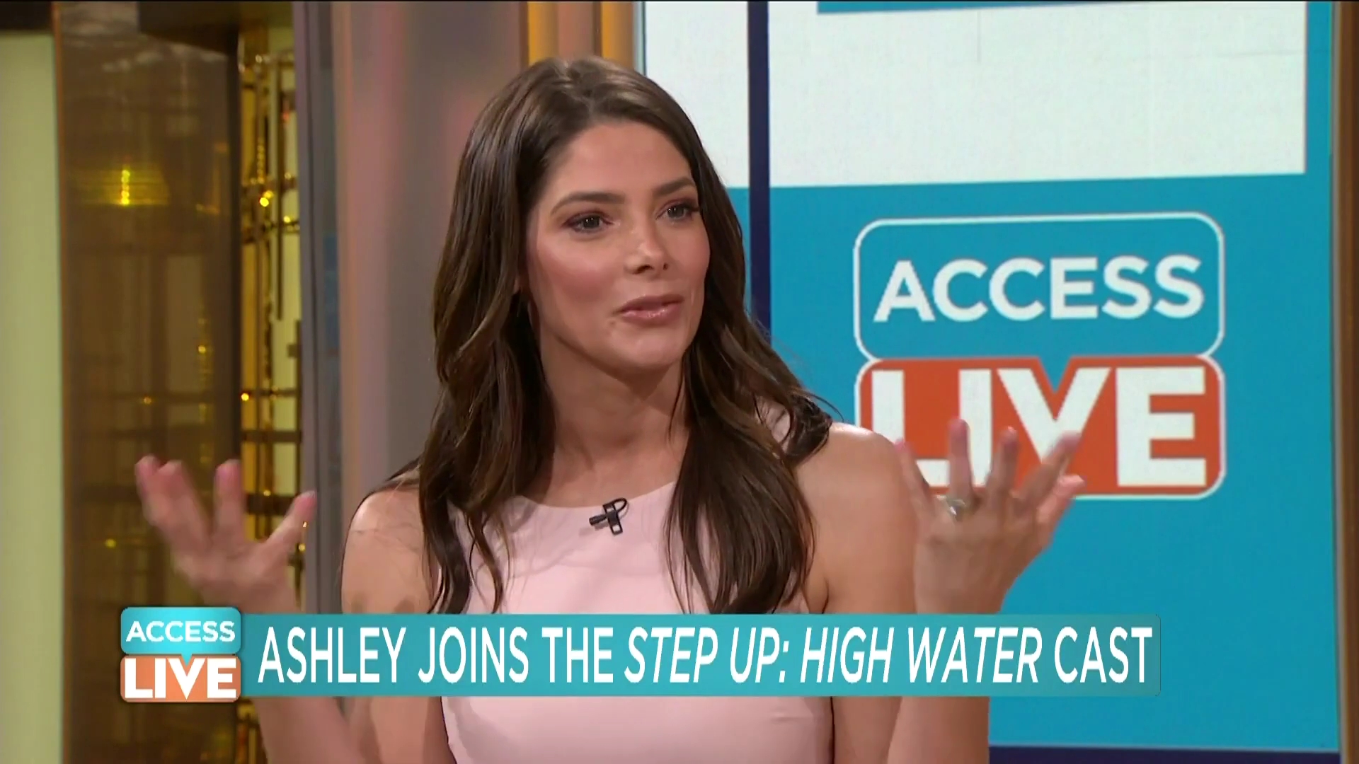 Ashley-Greene-dot-nl_2019AccesHollywood0283.jpg