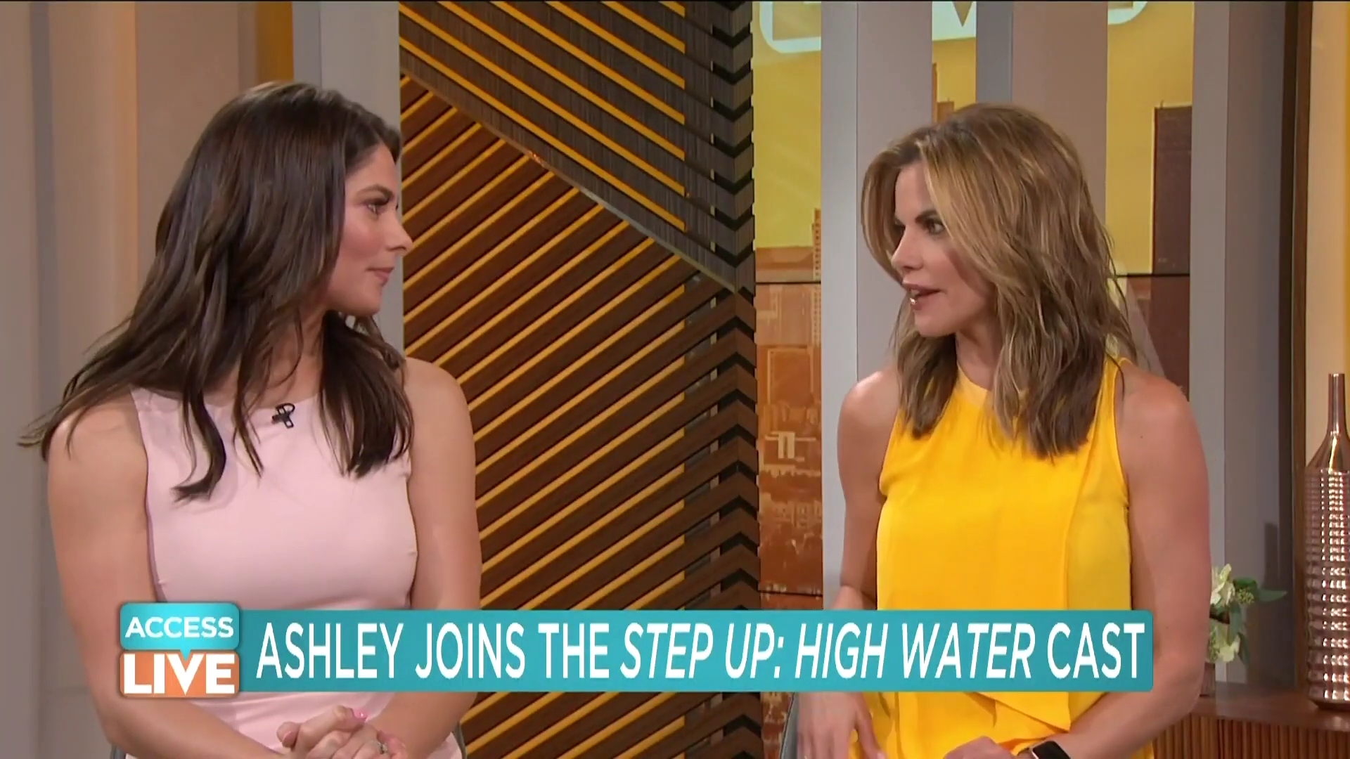 Ashley-Greene-dot-nl_2019AccesHollywood0308.jpg