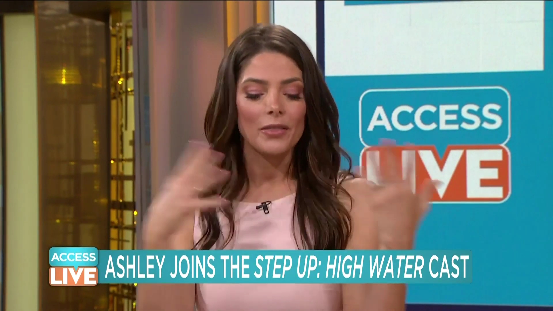 Ashley-Greene-dot-nl_2019AccesHollywood0369.jpg