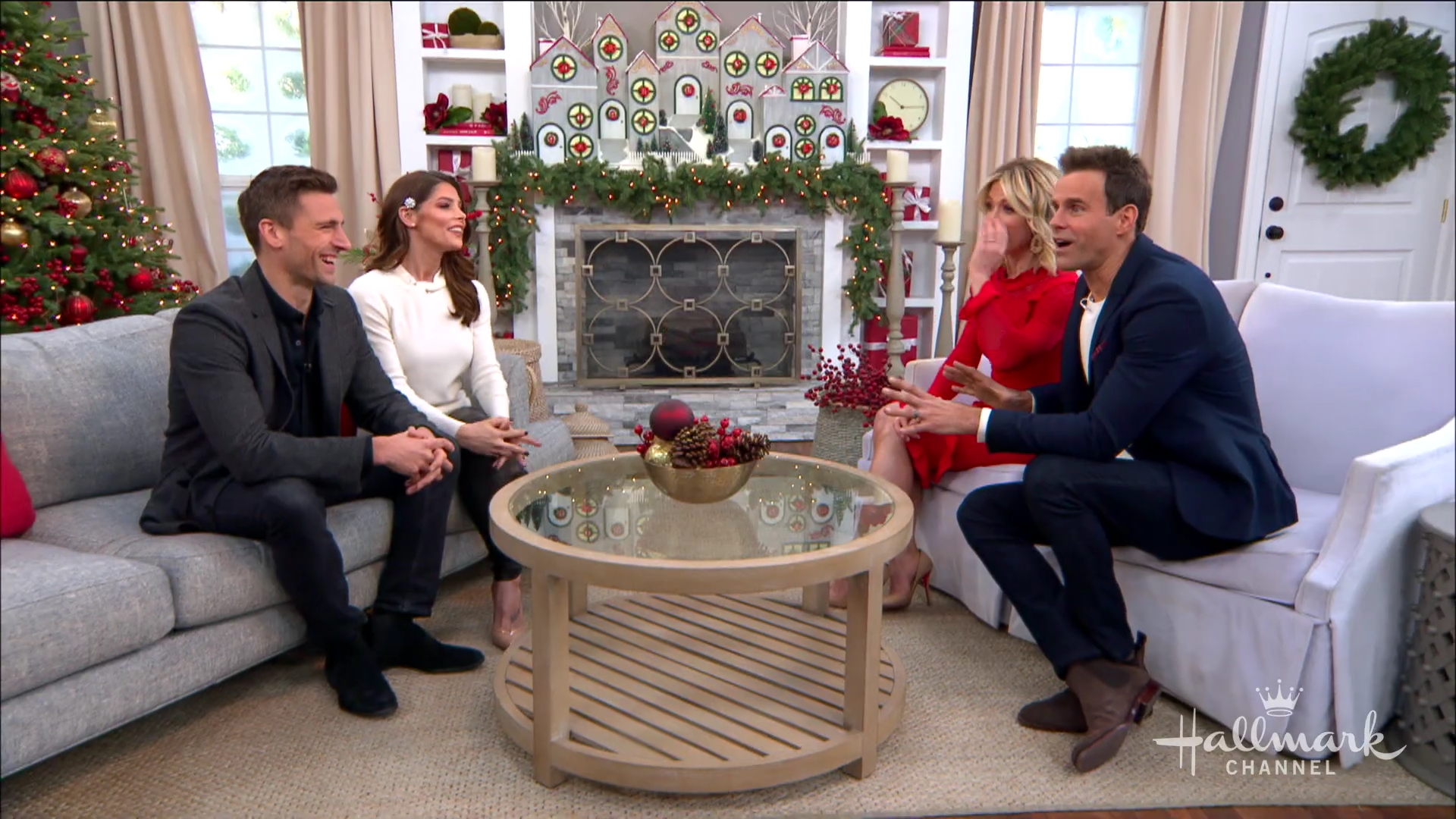 Ashley-Greene-dot-nl_HomeAndFamily0174.jpg