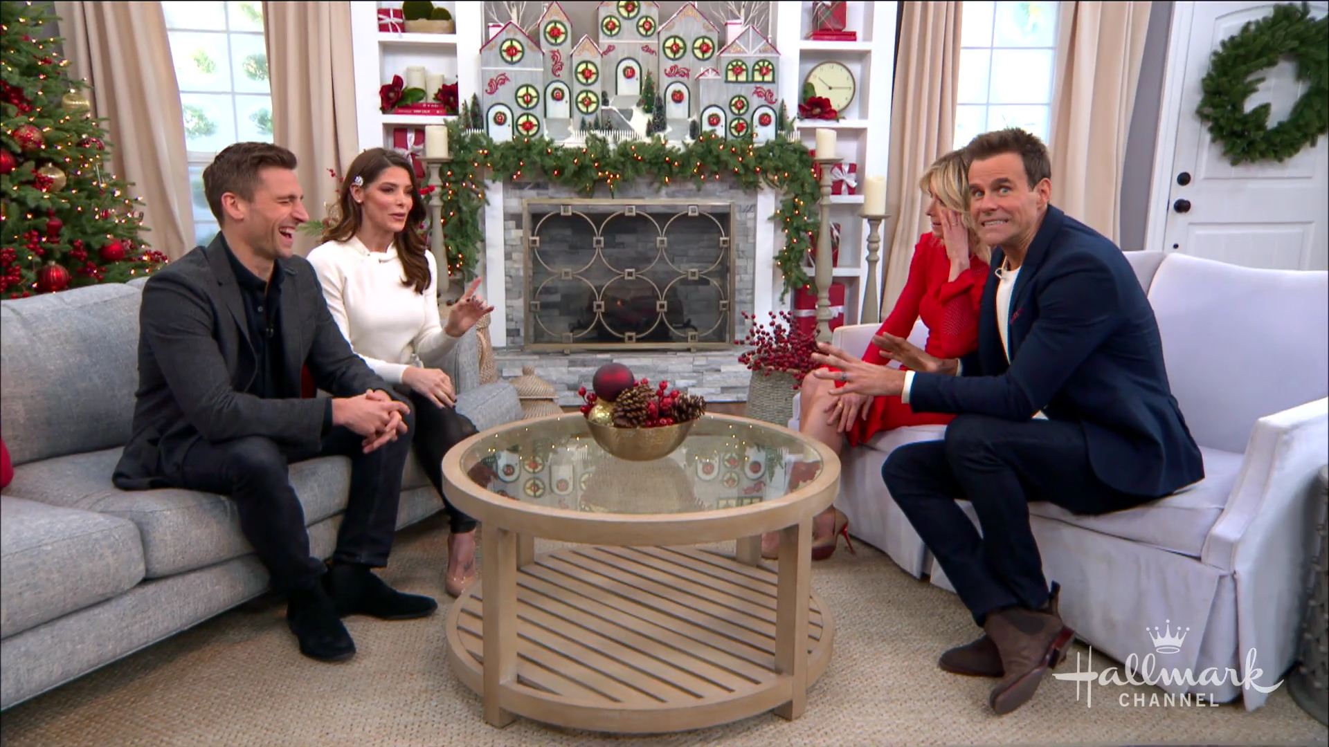 Ashley-Greene-dot-nl_HomeAndFamily0175.jpg