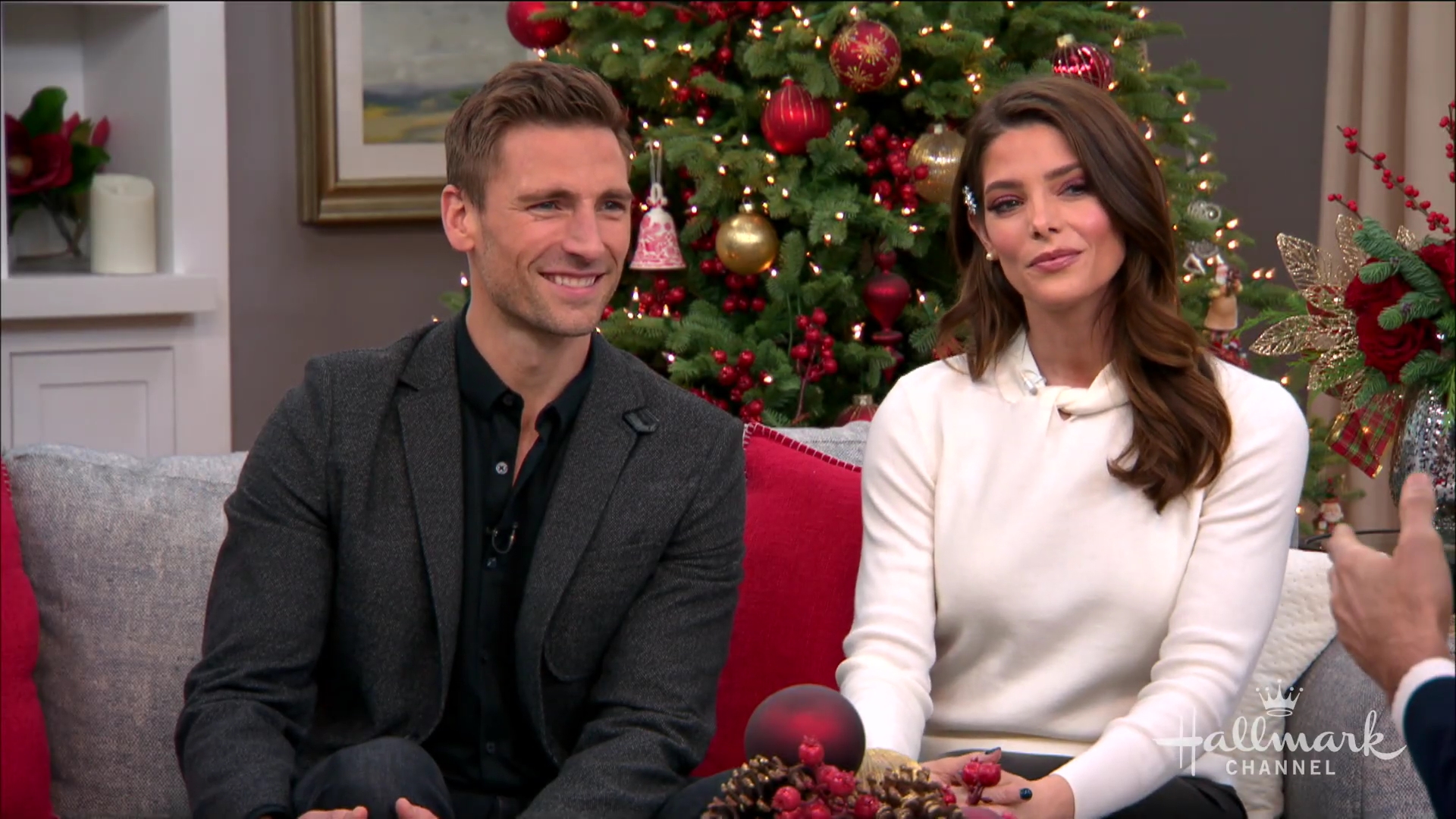 Ashley-Greene-dot-nl_HomeAndFamily0270.jpg