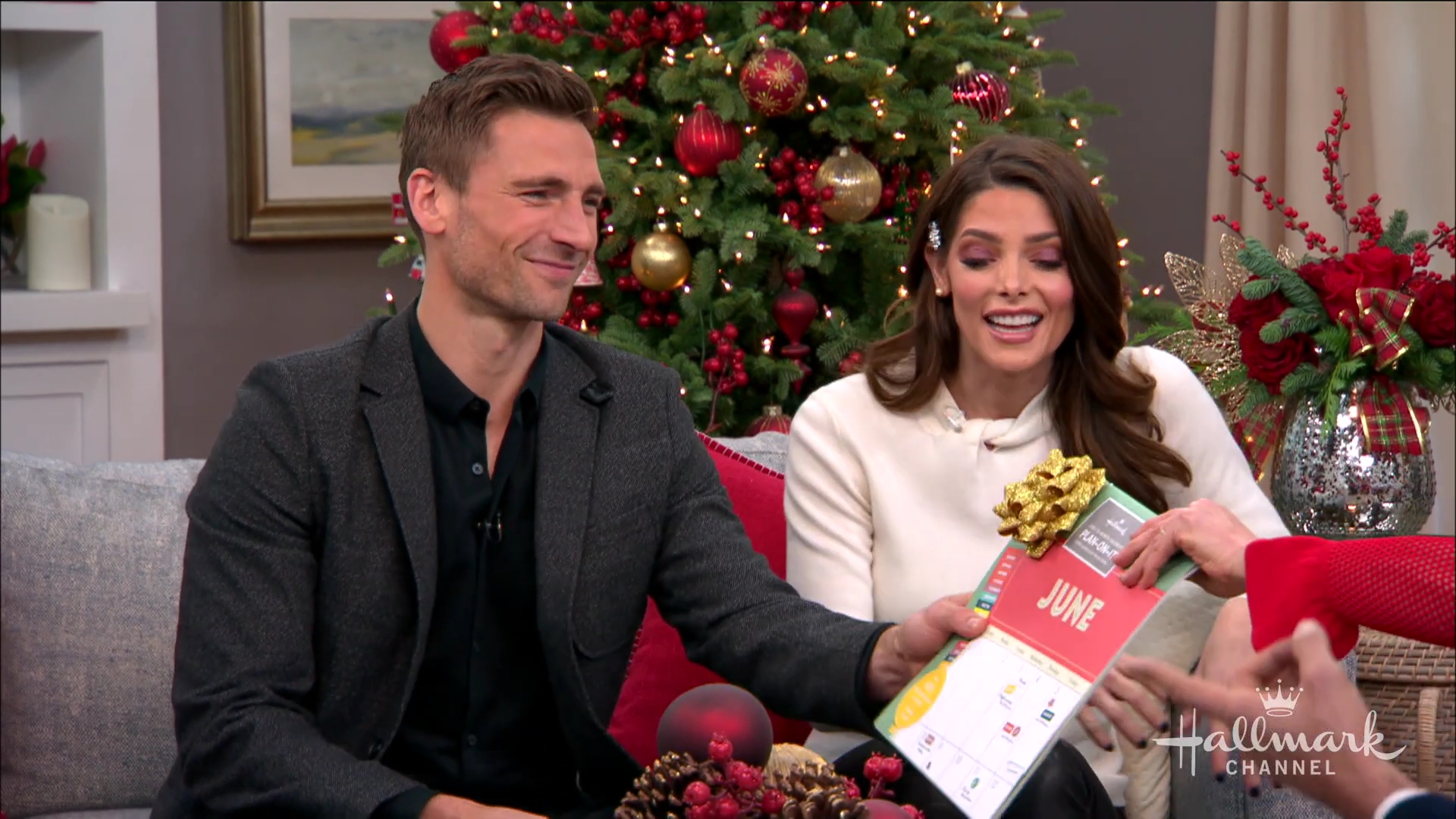 Ashley-Greene-dot-nl_HomeAndFamily0513.jpg