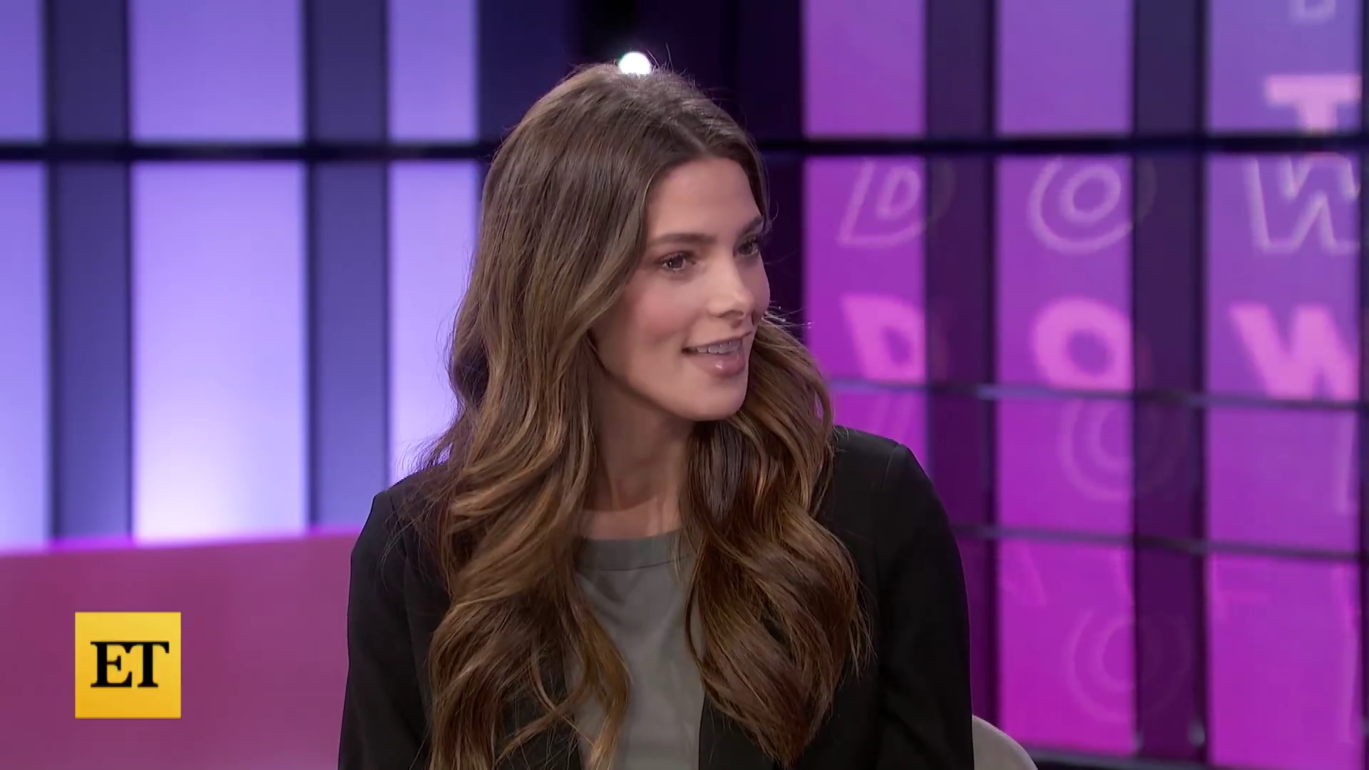 Ashley-Greene-dot-nl_2022EntertainmentTonight0033.jpg