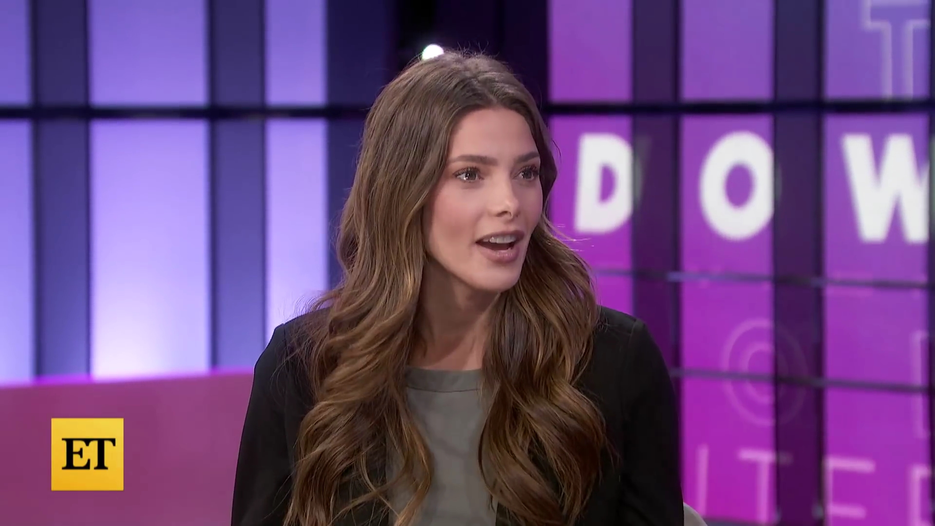 Ashley-Greene-dot-nl_2022EntertainmentTonight0050.jpg