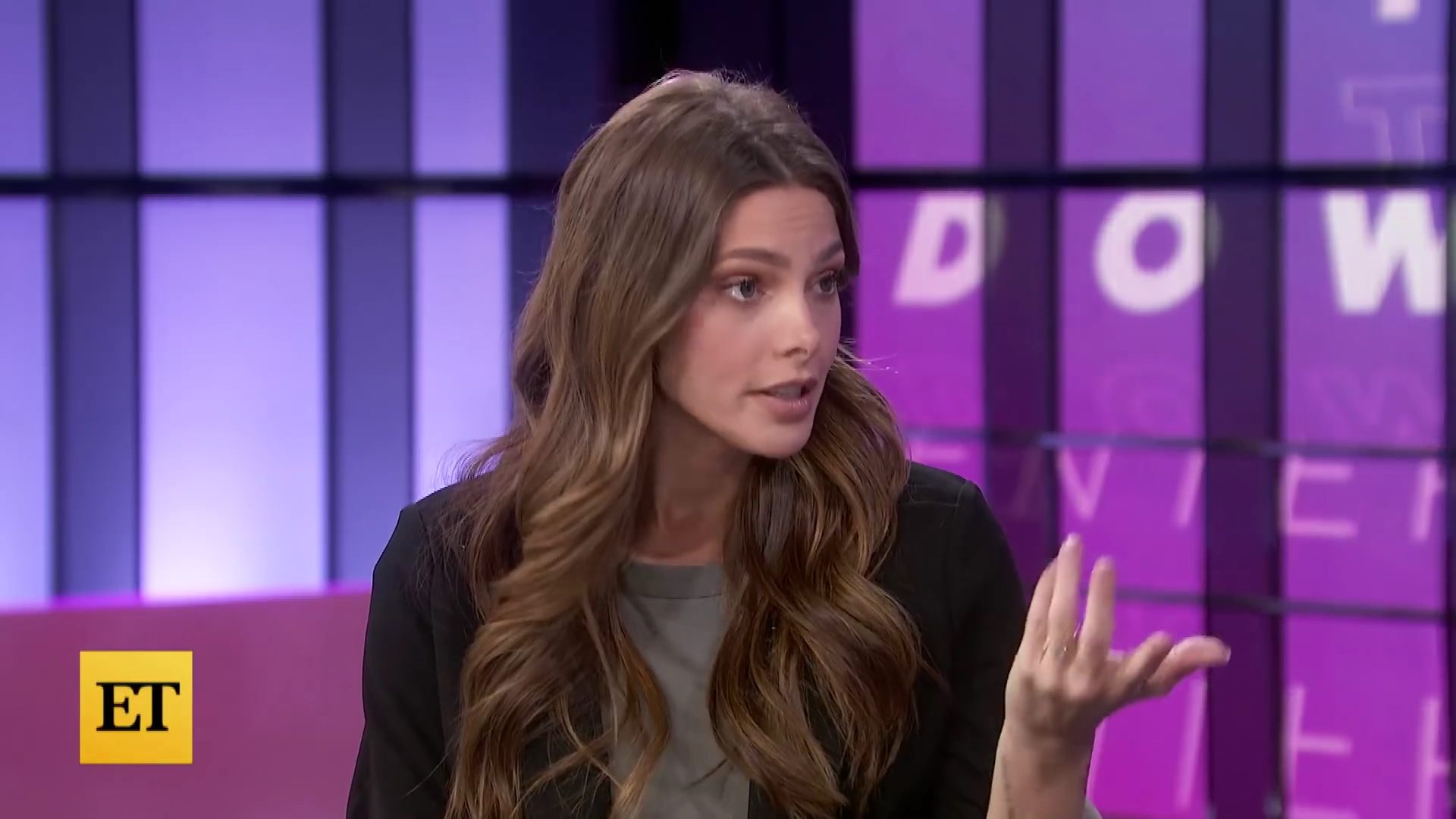 Ashley-Greene-dot-nl_2022EntertainmentTonight0066.jpg