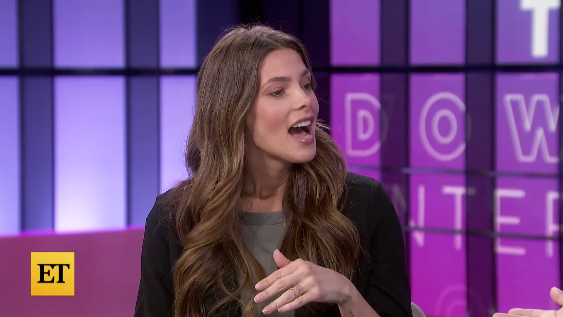 Ashley-Greene-dot-nl_2022EntertainmentTonight0068.jpg