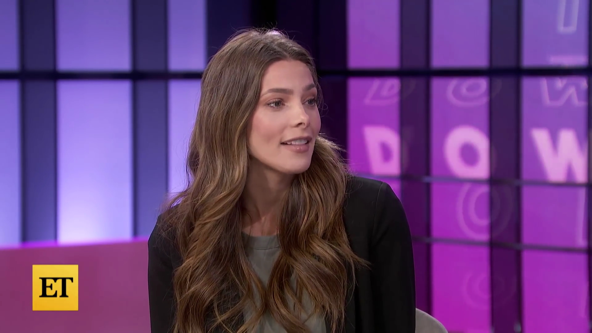 Ashley-Greene-dot-nl_2022EntertainmentTonight0145.jpg