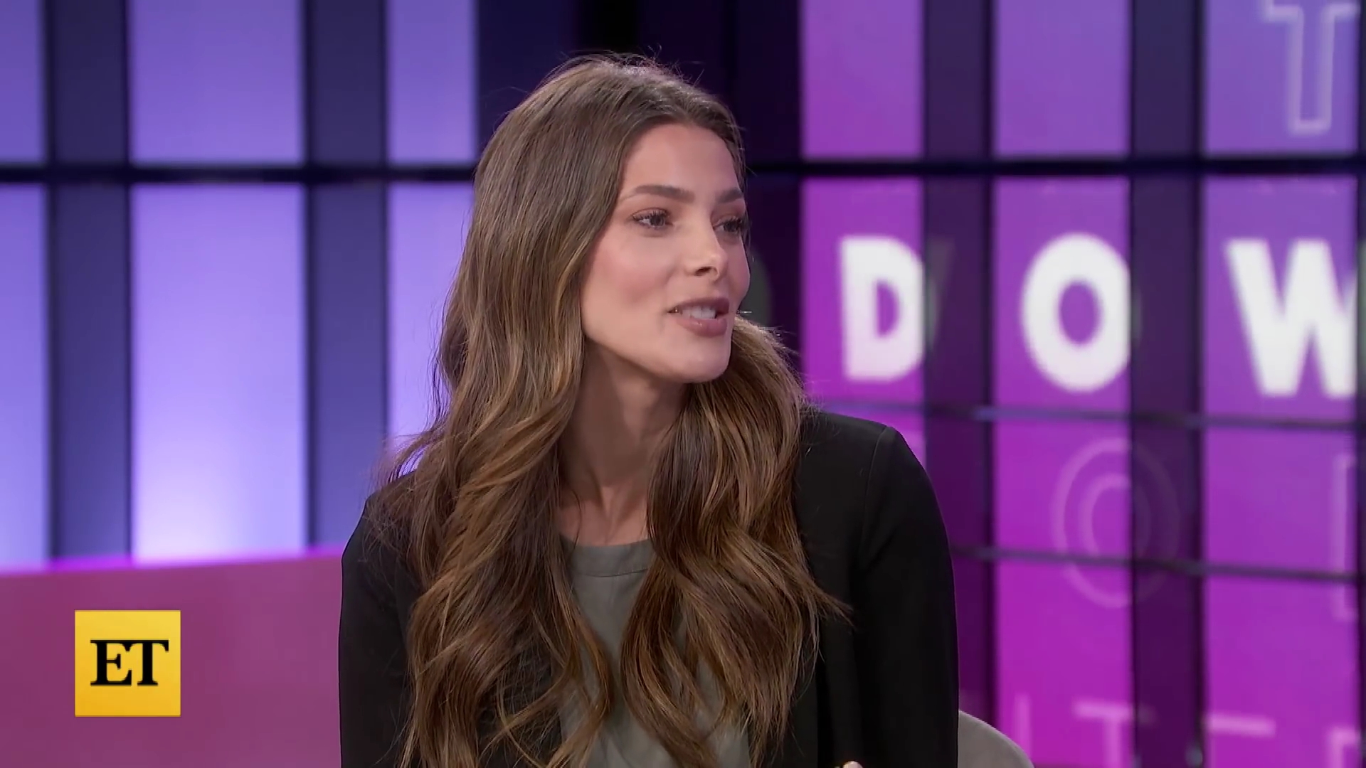 Ashley-Greene-dot-nl_2022EntertainmentTonight0146.jpg