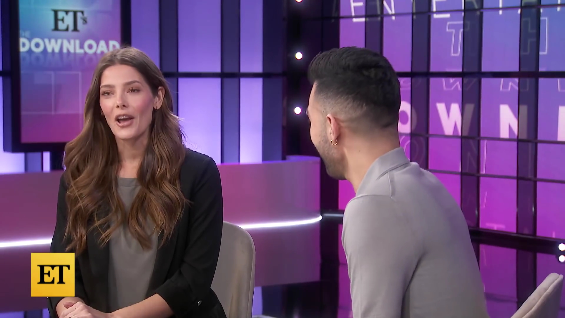 Ashley-Greene-dot-nl_2022EntertainmentTonight0167.jpg