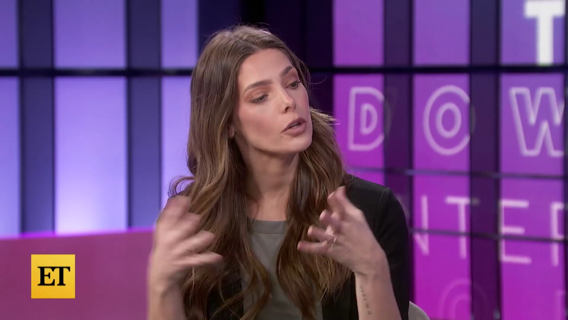 Ashley-Greene-dot-nl_2022EntertainmentTonight0172.jpg