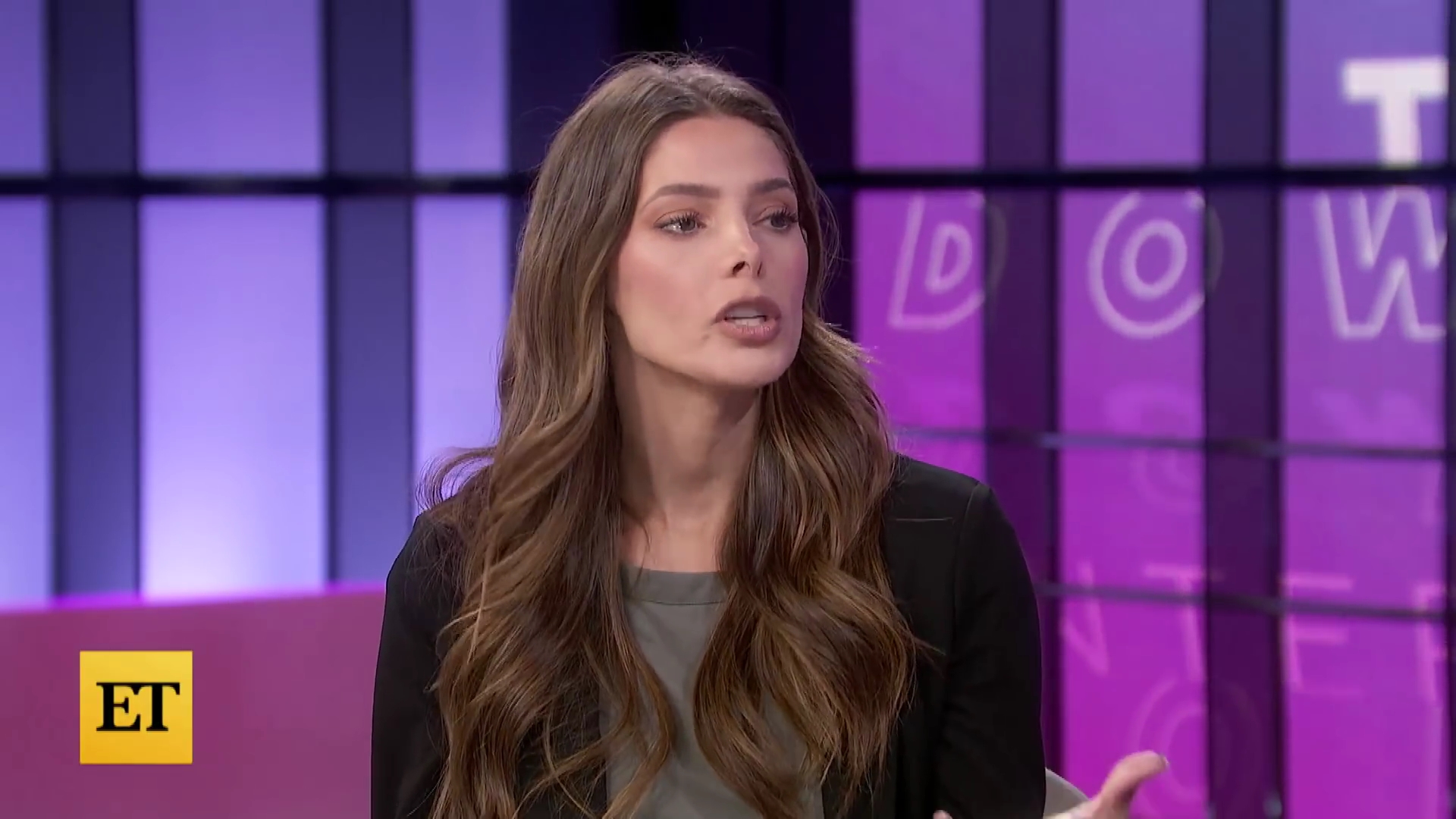 Ashley-Greene-dot-nl_2022EntertainmentTonight0173.jpg