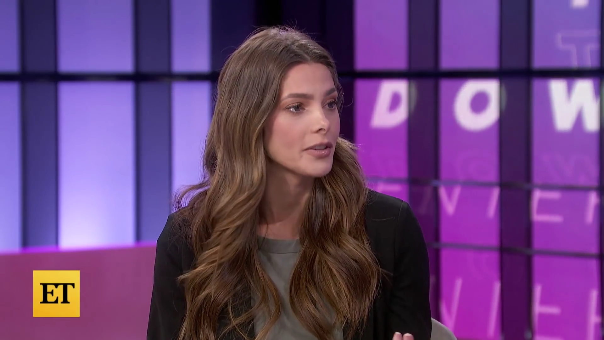 Ashley-Greene-dot-nl_2022EntertainmentTonight0177.jpg