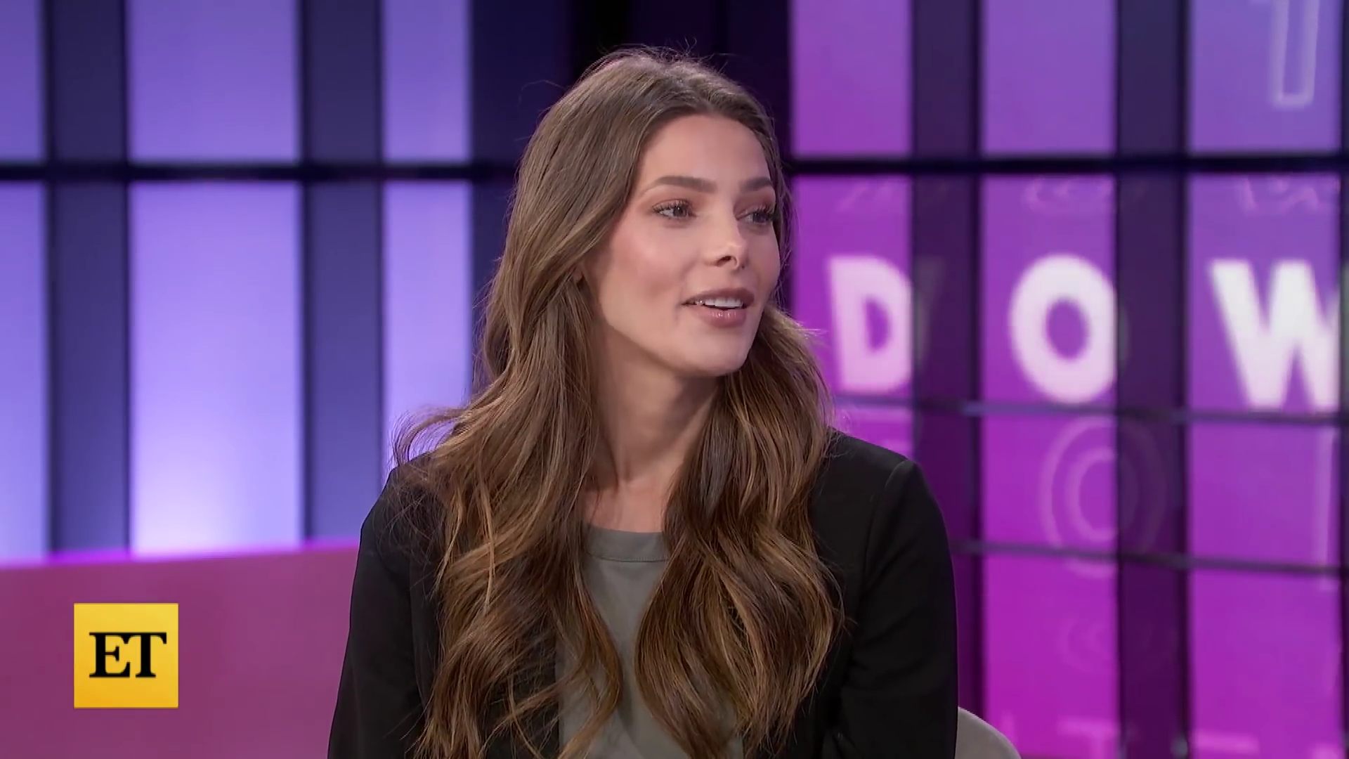Ashley-Greene-dot-nl_2022EntertainmentTonight0197.jpg