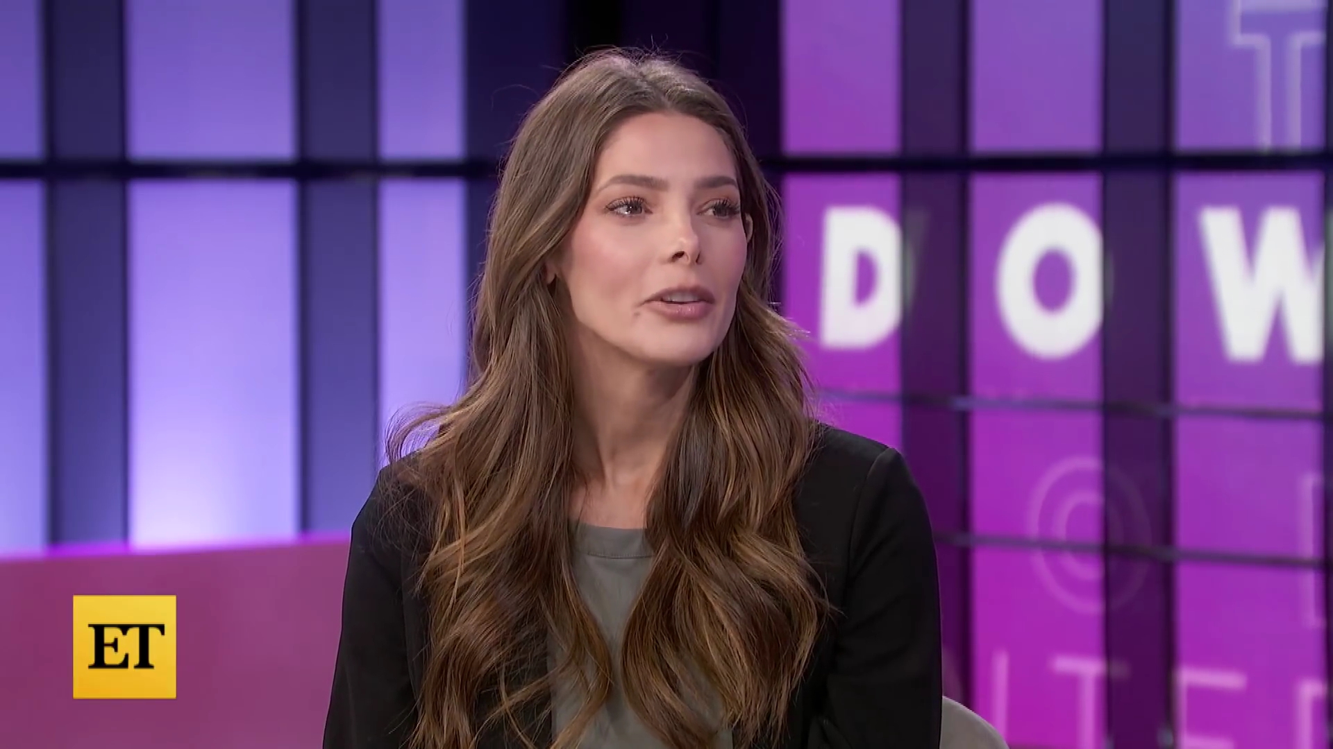 Ashley-Greene-dot-nl_2022EntertainmentTonight0198.jpg