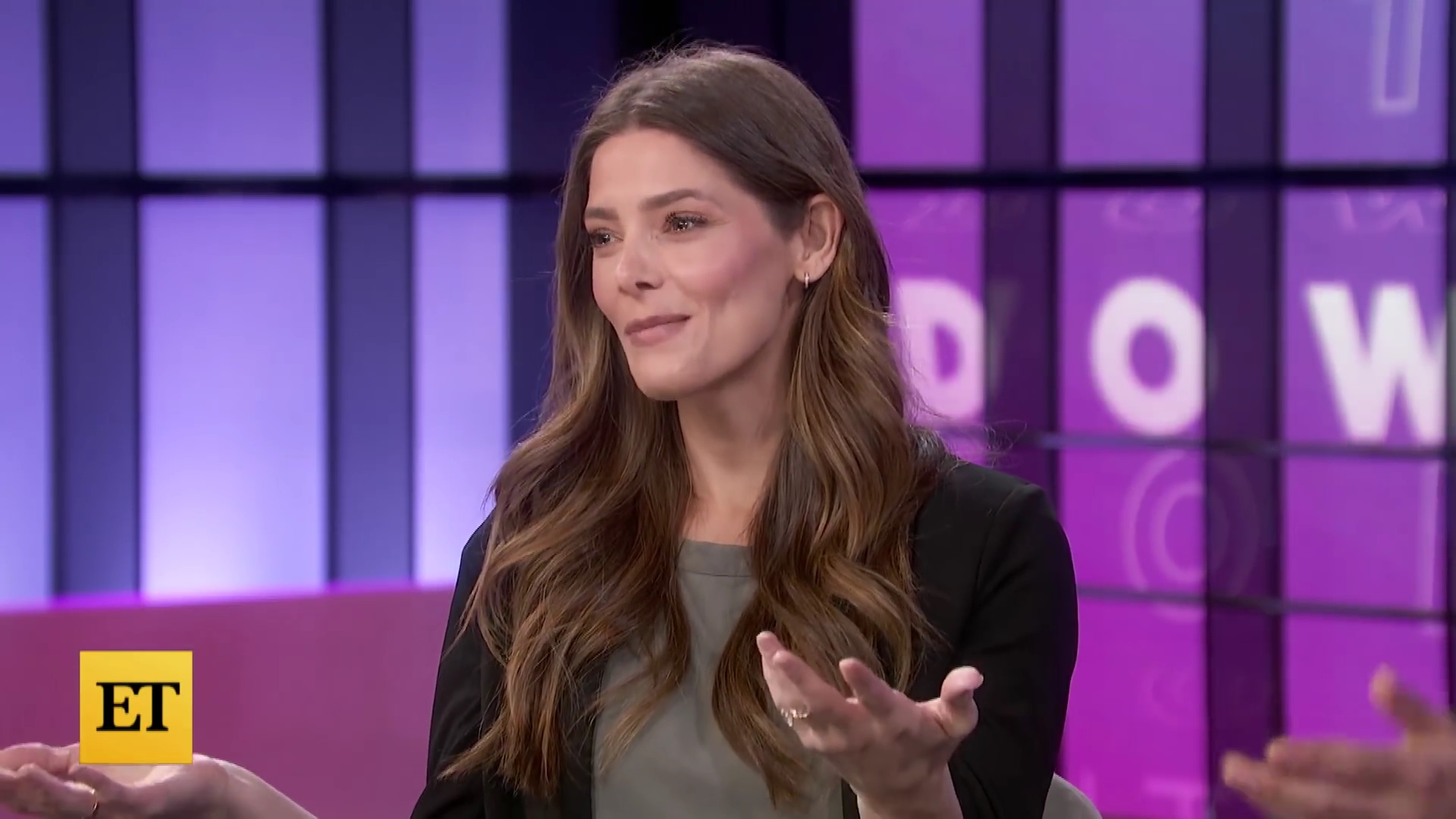 Ashley-Greene-dot-nl_2022EntertainmentTonight0209.jpg
