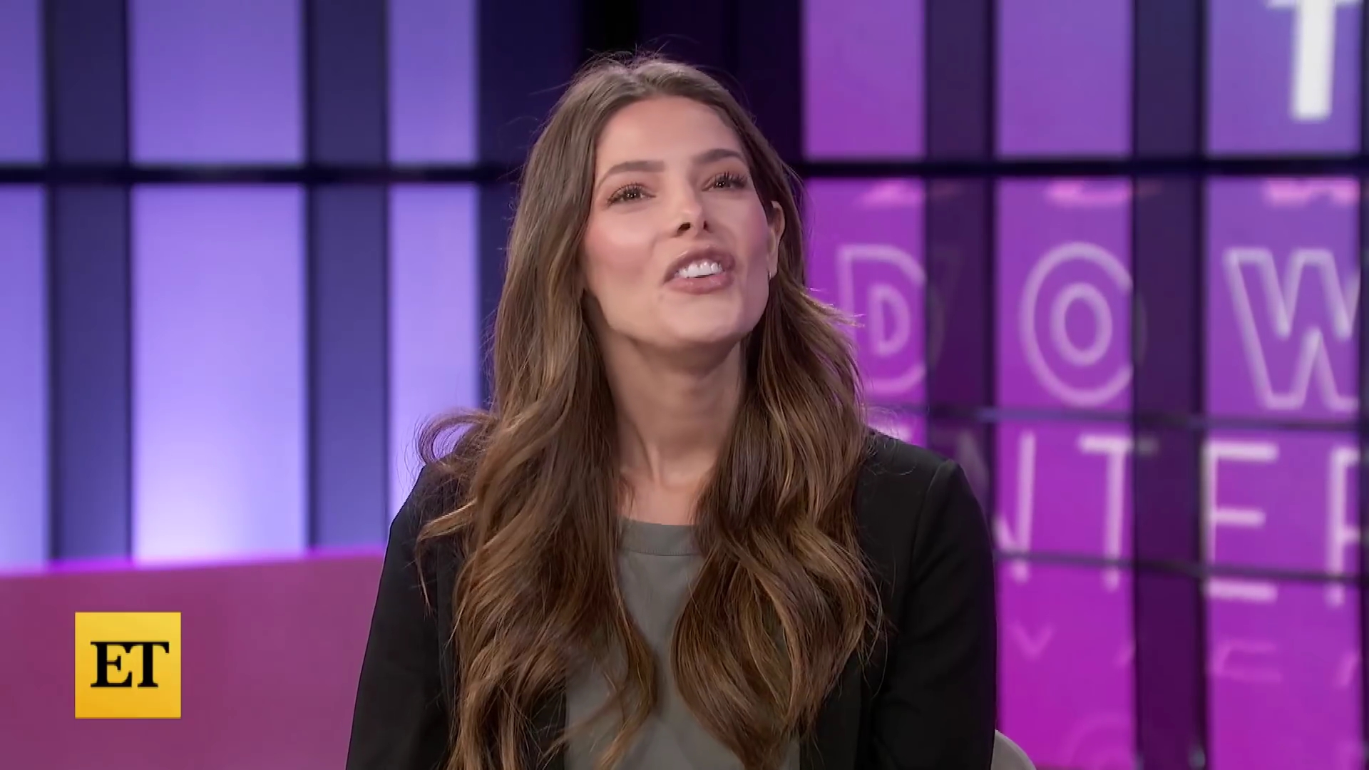 Ashley-Greene-dot-nl_2022EntertainmentTonight0213.jpg