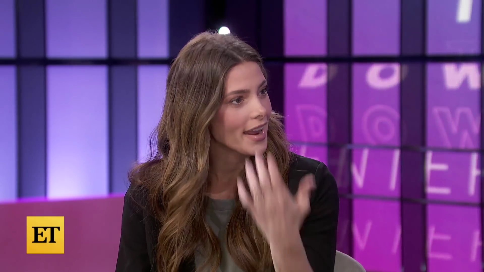 Ashley-Greene-dot-nl_2022EntertainmentTonight0227.jpg