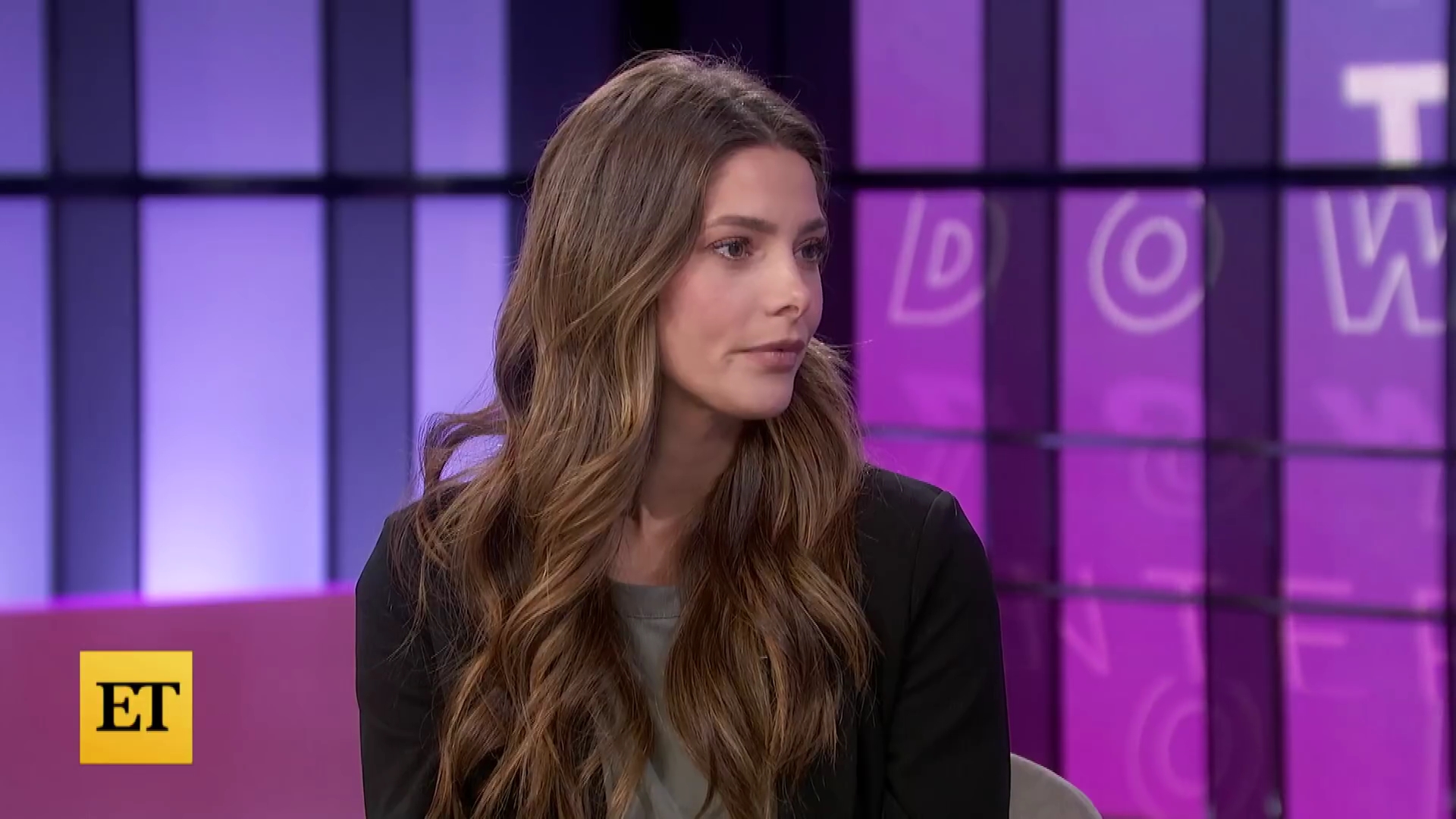 Ashley-Greene-dot-nl_2022EntertainmentTonight0351.jpg