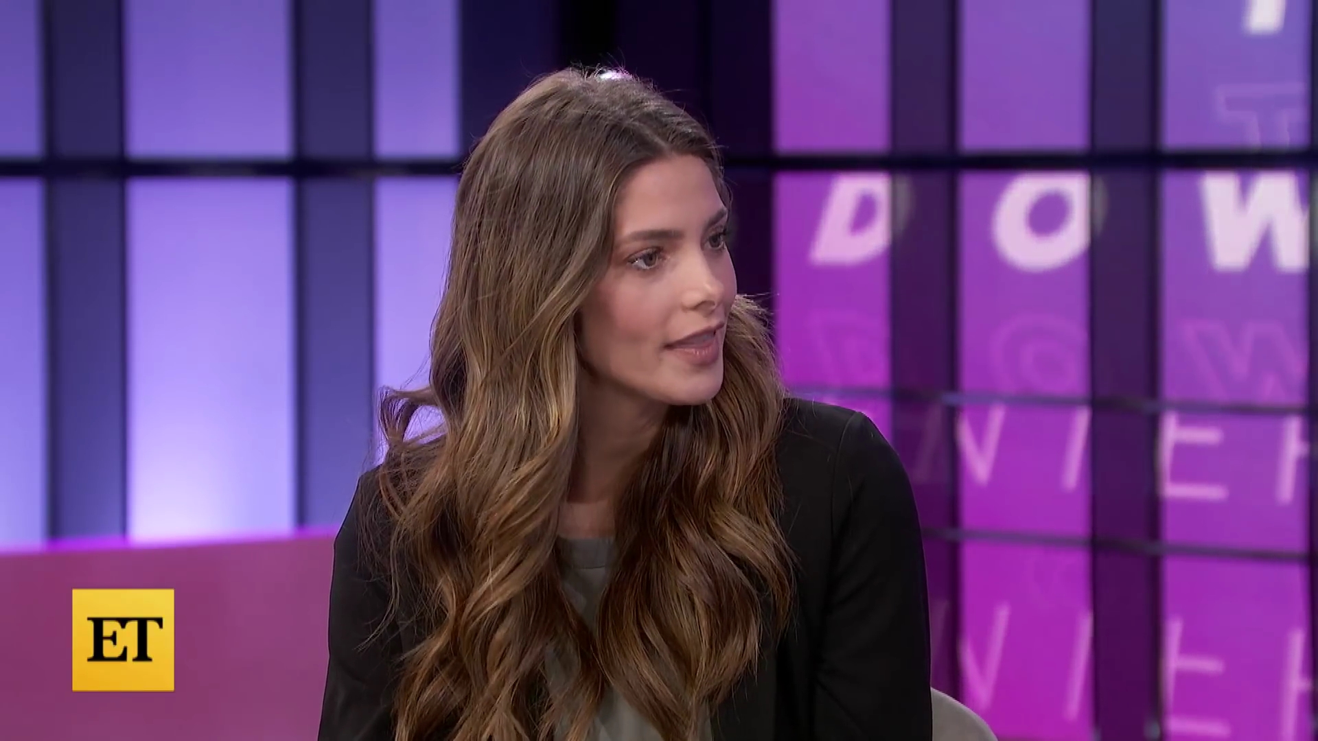Ashley-Greene-dot-nl_2022EntertainmentTonight0370.jpg