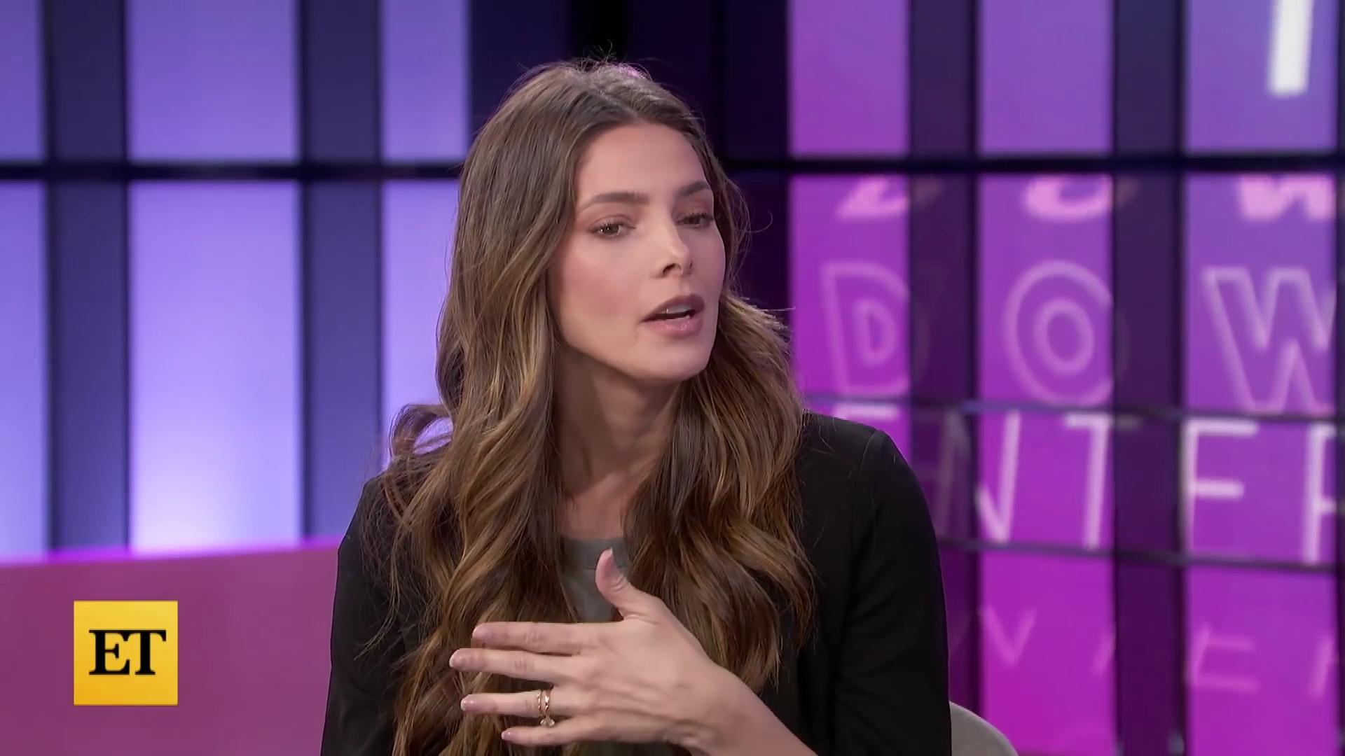 Ashley-Greene-dot-nl_2022EntertainmentTonight0371.jpg