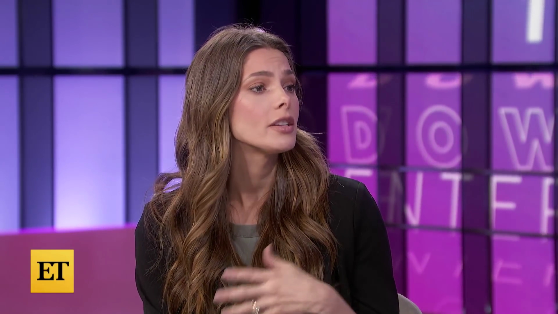 Ashley-Greene-dot-nl_2022EntertainmentTonight0376.jpg