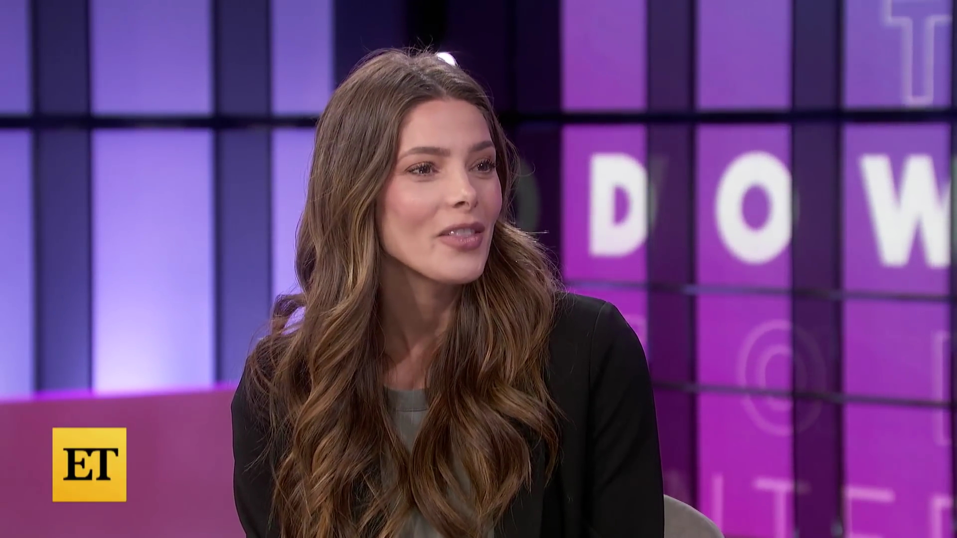 Ashley-Greene-dot-nl_2022EntertainmentTonight0388.jpg