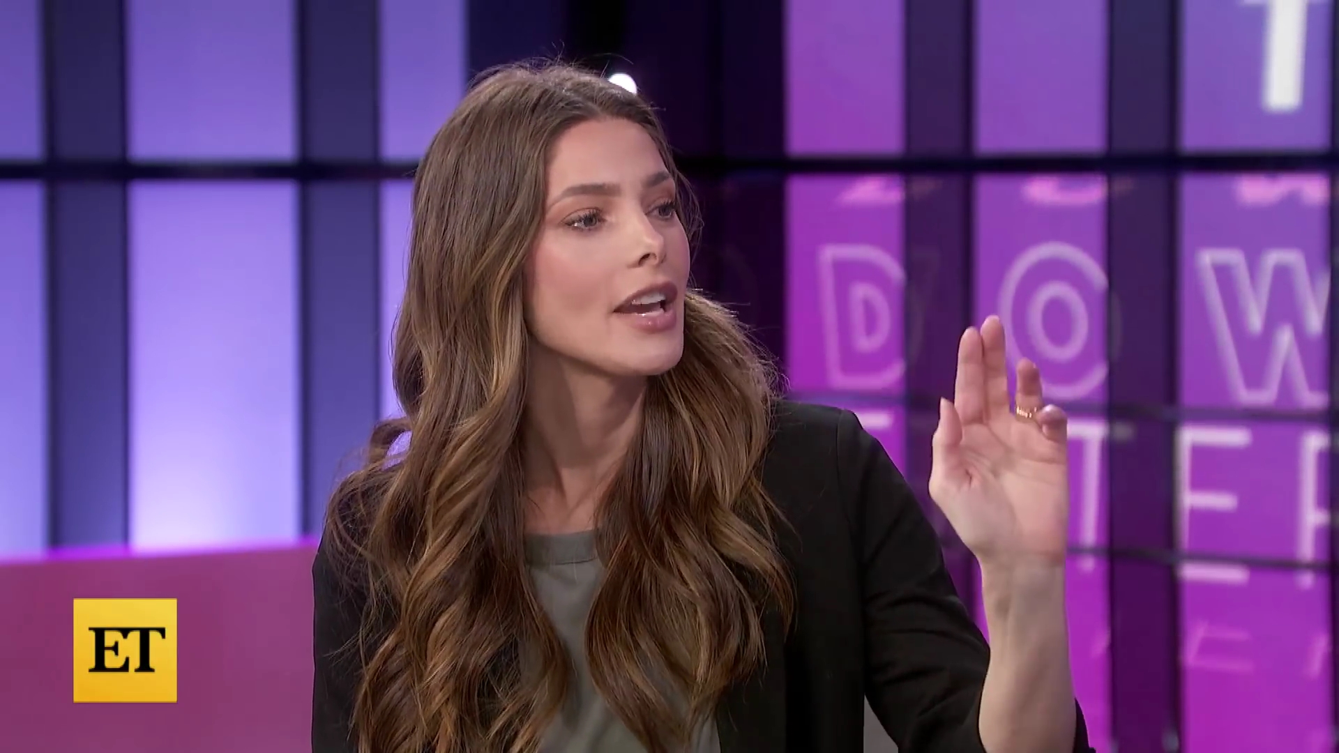 Ashley-Greene-dot-nl_2022EntertainmentTonight0437.jpg