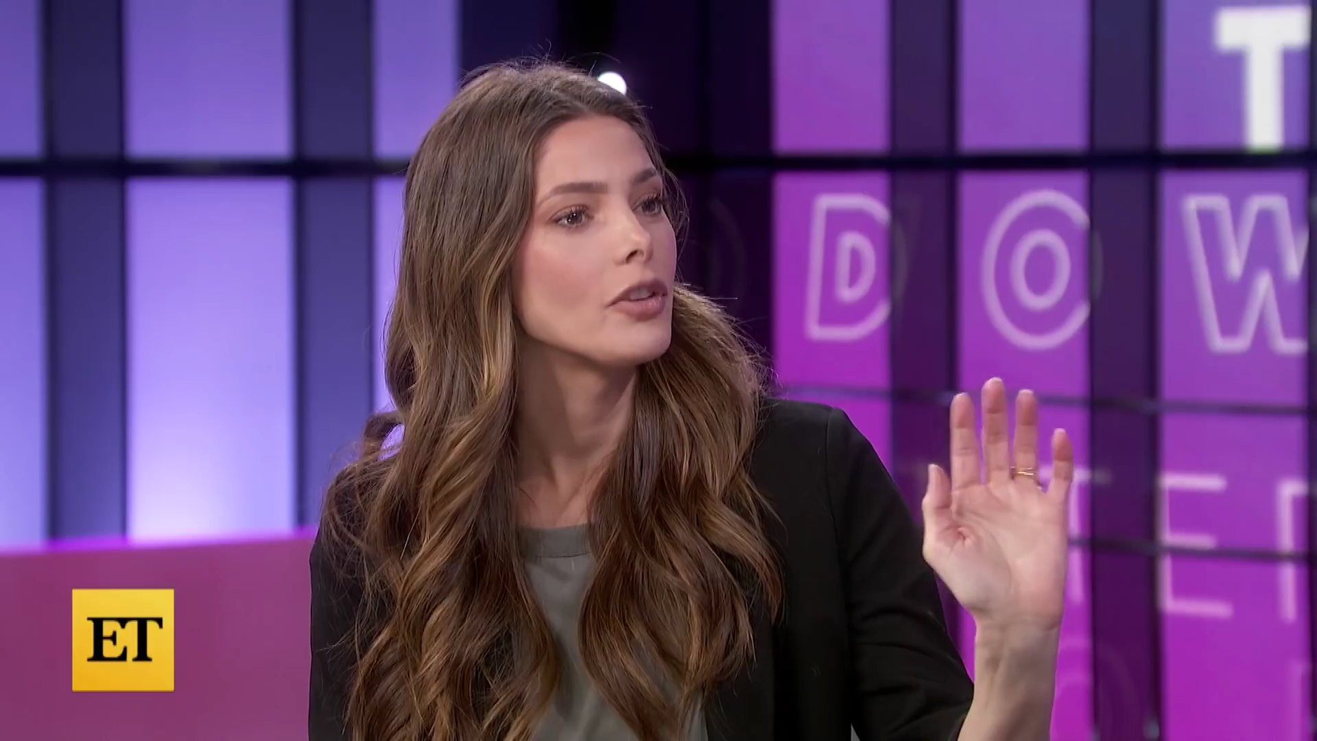 Ashley-Greene-dot-nl_2022EntertainmentTonight0438.jpg