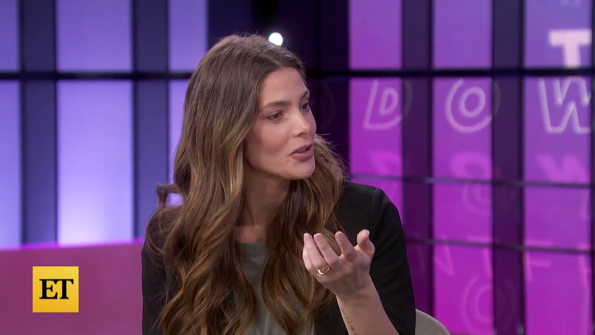 Ashley-Greene-dot-nl_2022EntertainmentTonight0439.jpg