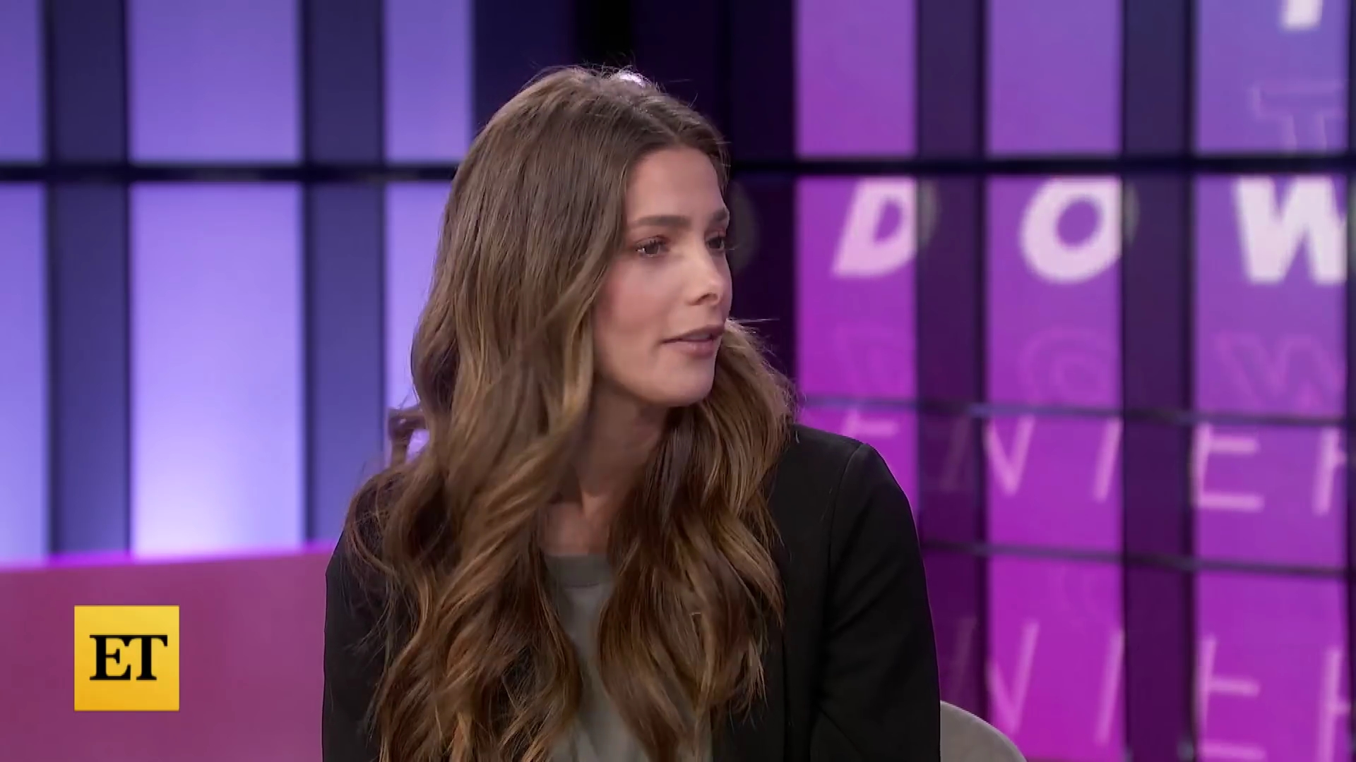Ashley-Greene-dot-nl_2022EntertainmentTonight0443.jpg