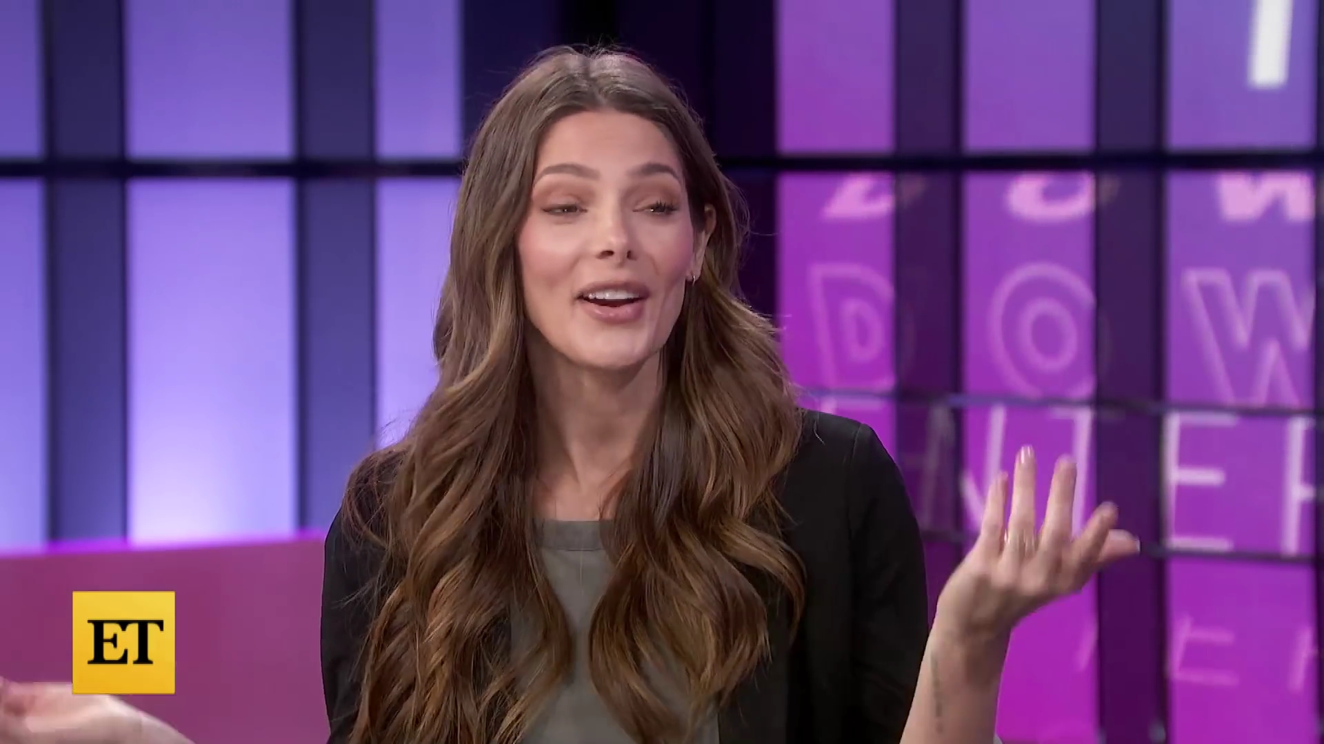 Ashley-Greene-dot-nl_2022EntertainmentTonight0444.jpg