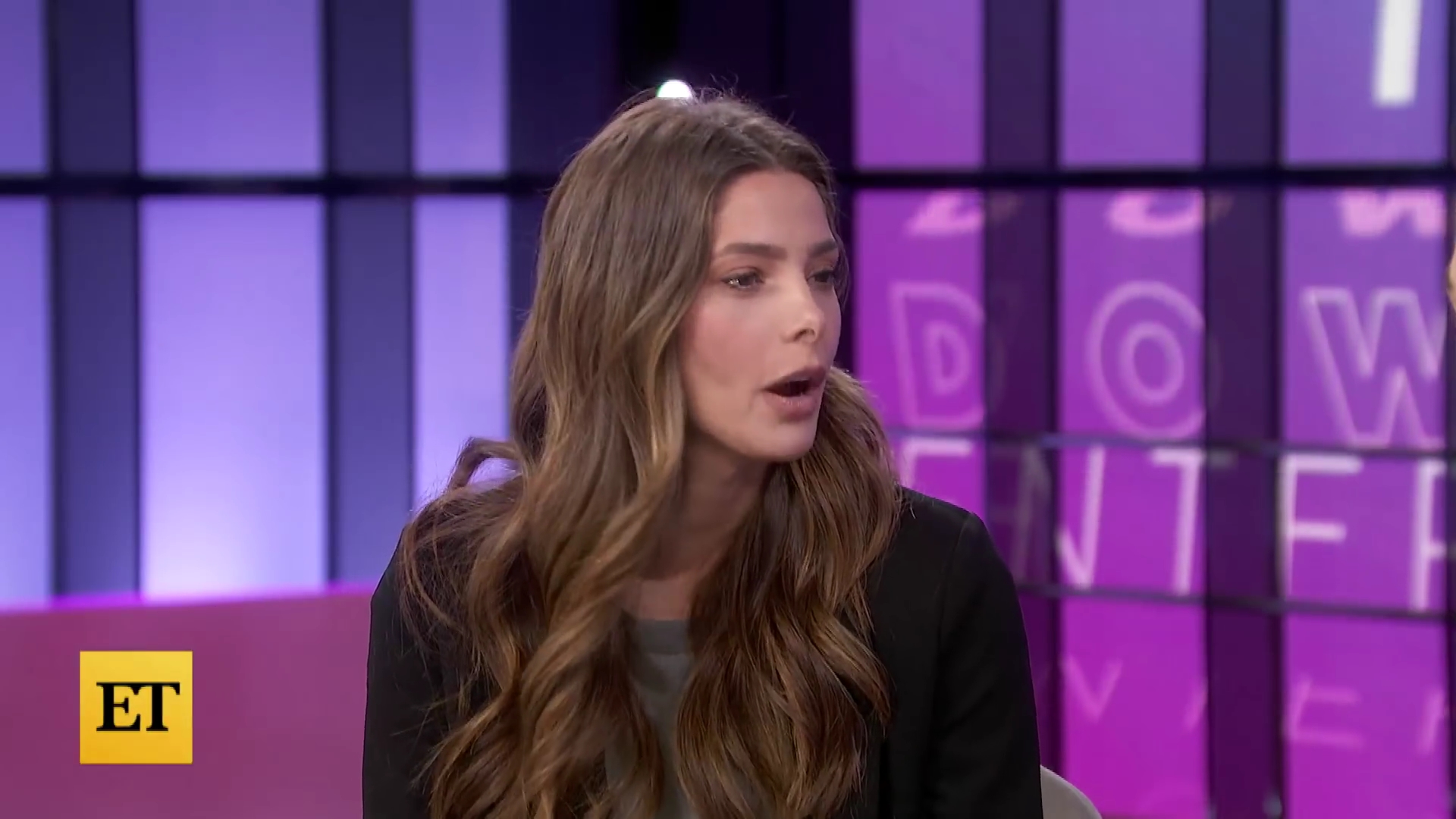 Ashley-Greene-dot-nl_2022EntertainmentTonight0459.jpg
