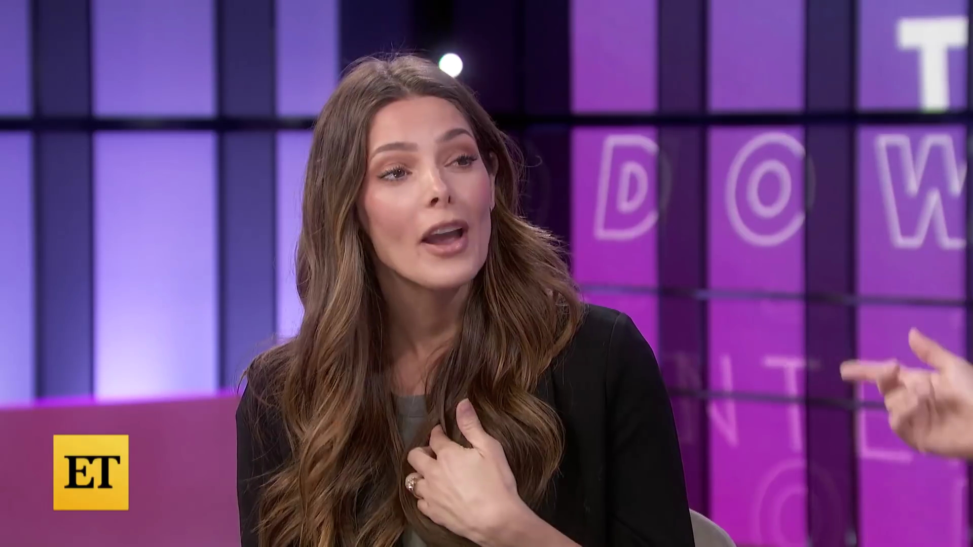 Ashley-Greene-dot-nl_2022EntertainmentTonight0492.jpg