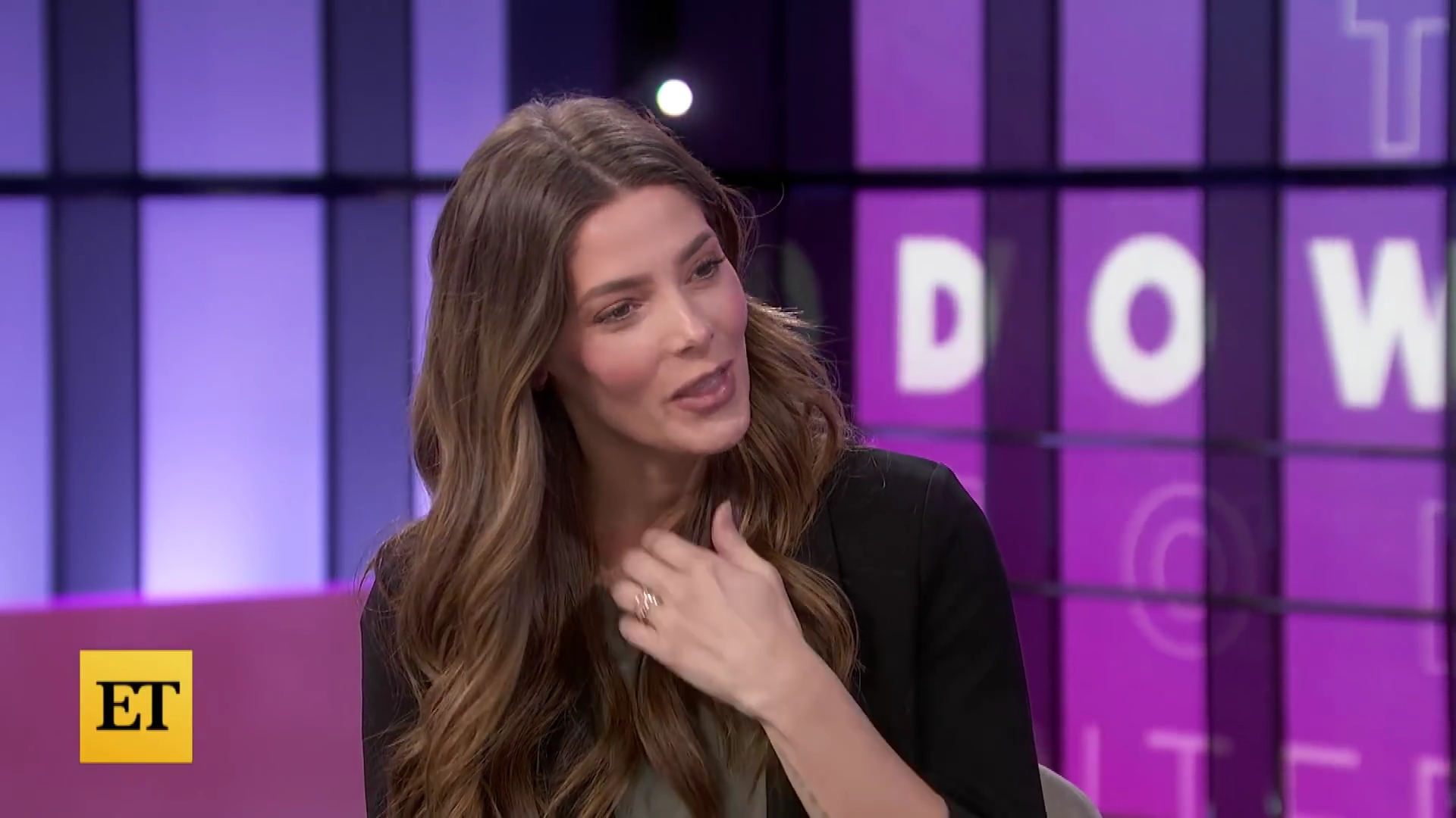 Ashley-Greene-dot-nl_2022EntertainmentTonight0495.jpg