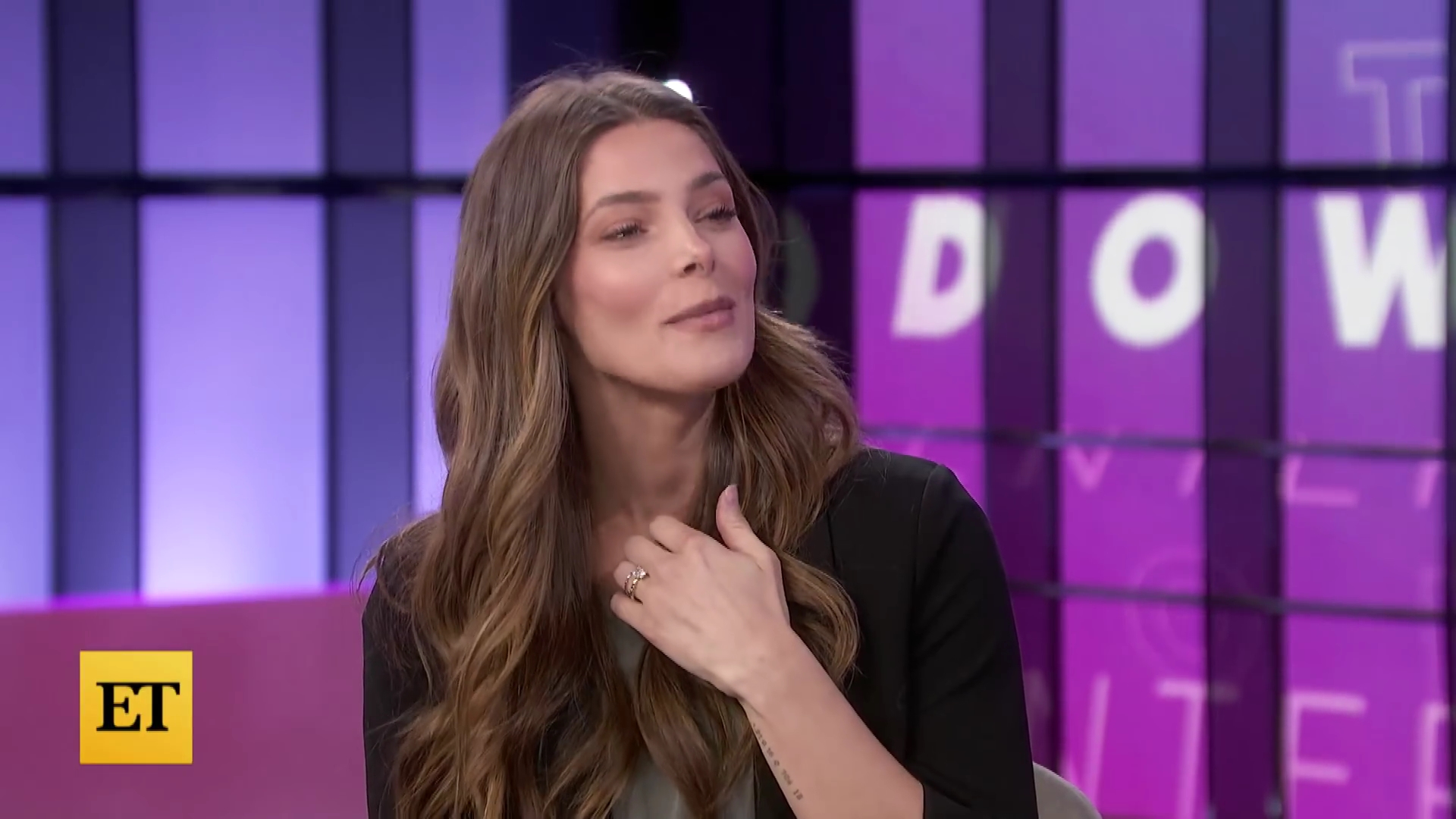 Ashley-Greene-dot-nl_2022EntertainmentTonight0496.jpg