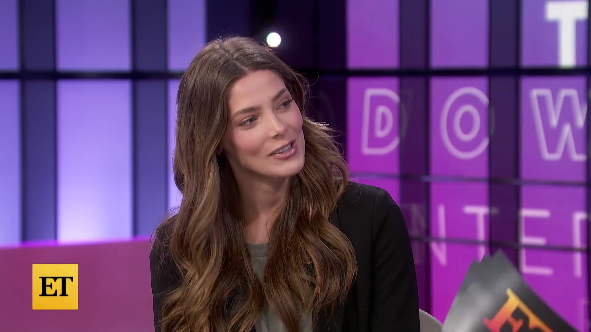Ashley-Greene-dot-nl_2022EntertainmentTonight0499.jpg