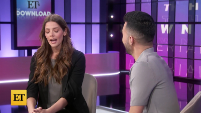 Ashley-Greene-dot-nl_2022EntertainmentTonight0355.jpg