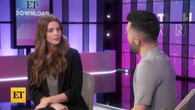 Ashley-Greene-dot-nl_2022EntertainmentTonight0470.jpg