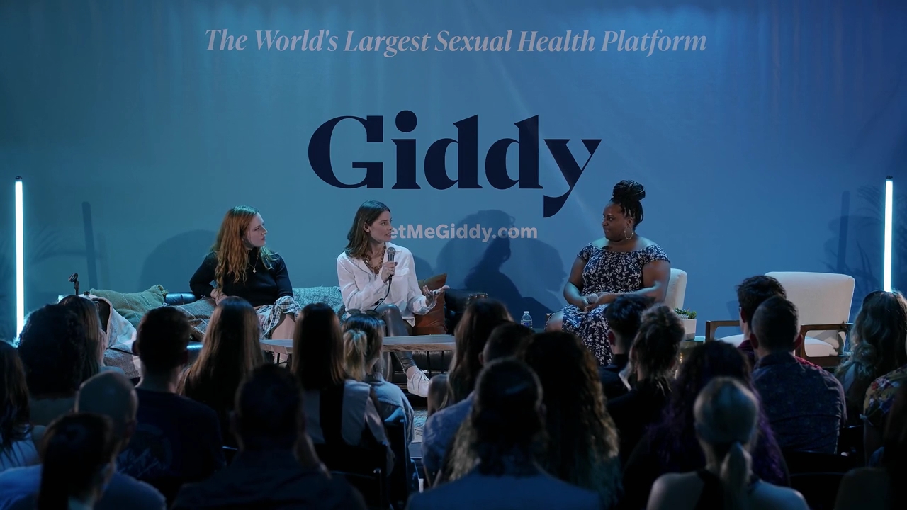Ashley-Greene-dot-nl_2022GetMeGiddy-BarePanel0521.jpg