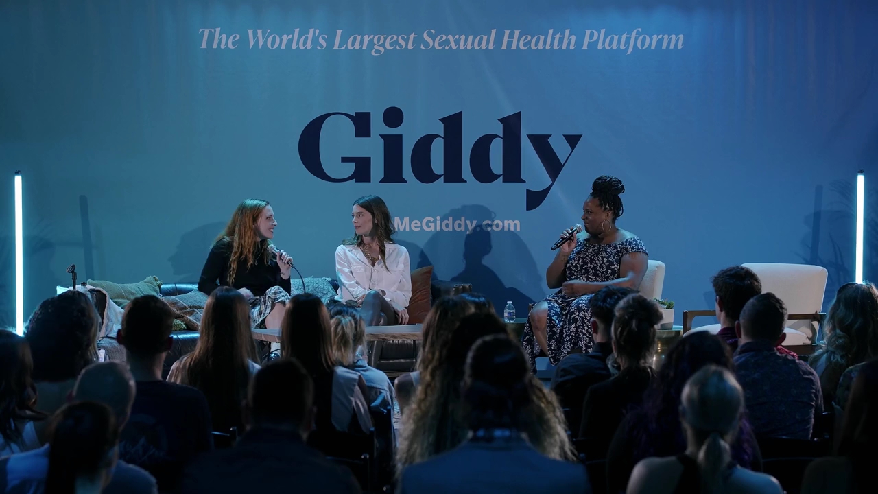 Ashley-Greene-dot-nl_2022GetMeGiddy-BarePanel0624.jpg