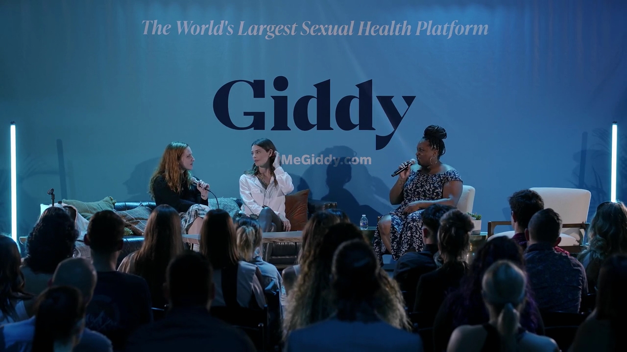 Ashley-Greene-dot-nl_2022GetMeGiddy-BarePanel0626.jpg
