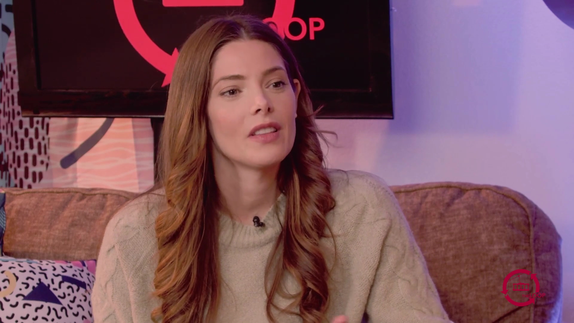 Ashley-Greene-dot-nl_2022TheLoop0102.jpg
