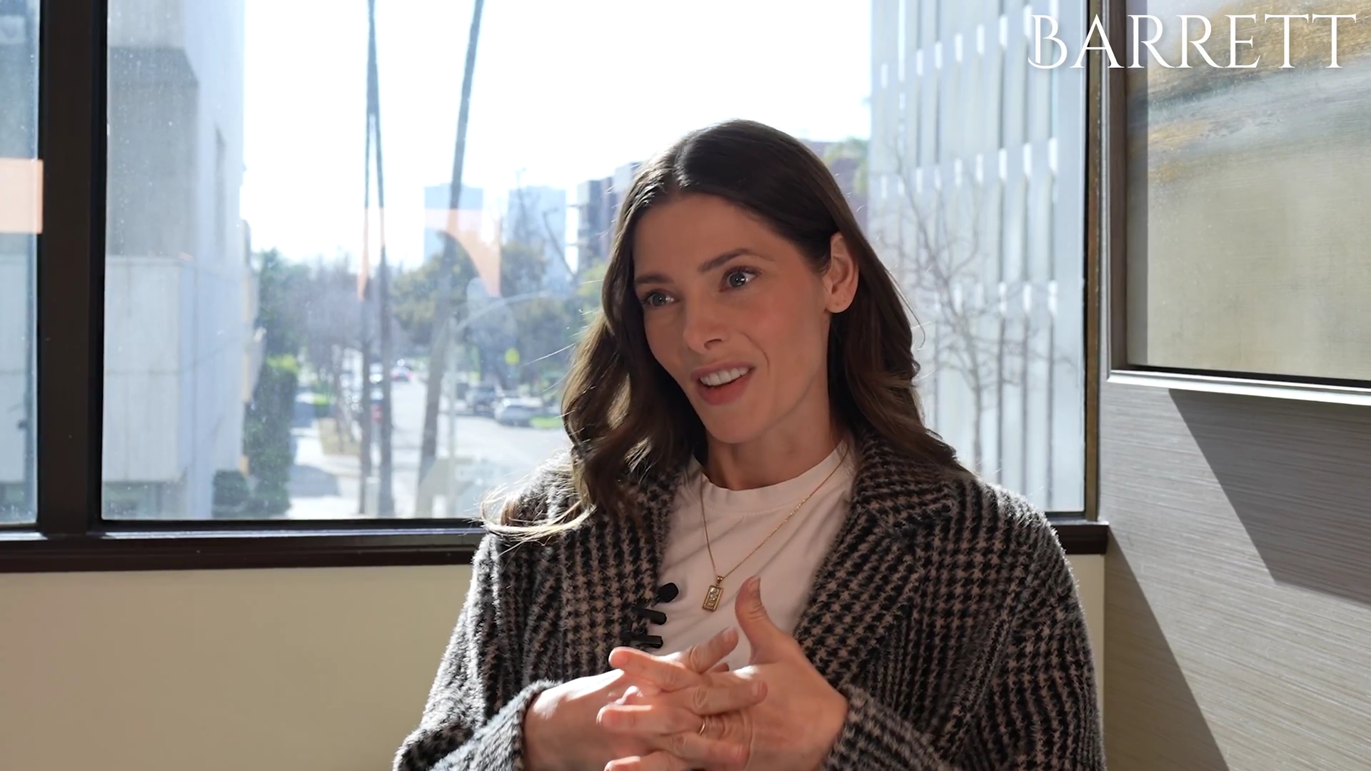 ashley-greene-dot-nl_BarrettPlasticSurgery0107.jpg