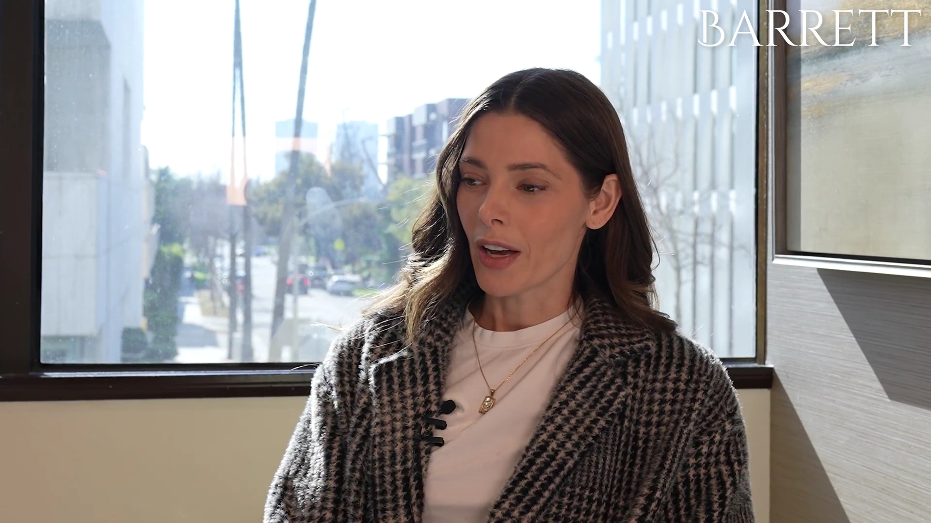 ashley-greene-dot-nl_BarrettPlasticSurgery0147.jpg