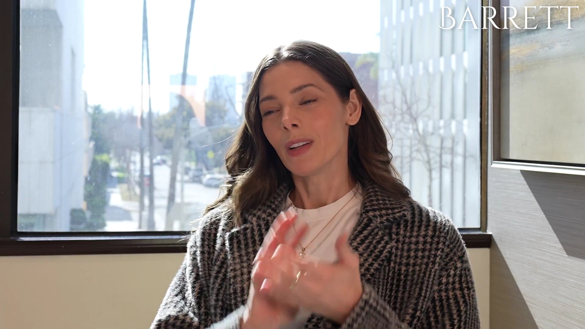 ashley-greene-dot-nl_BarrettPlasticSurgery0158.jpg