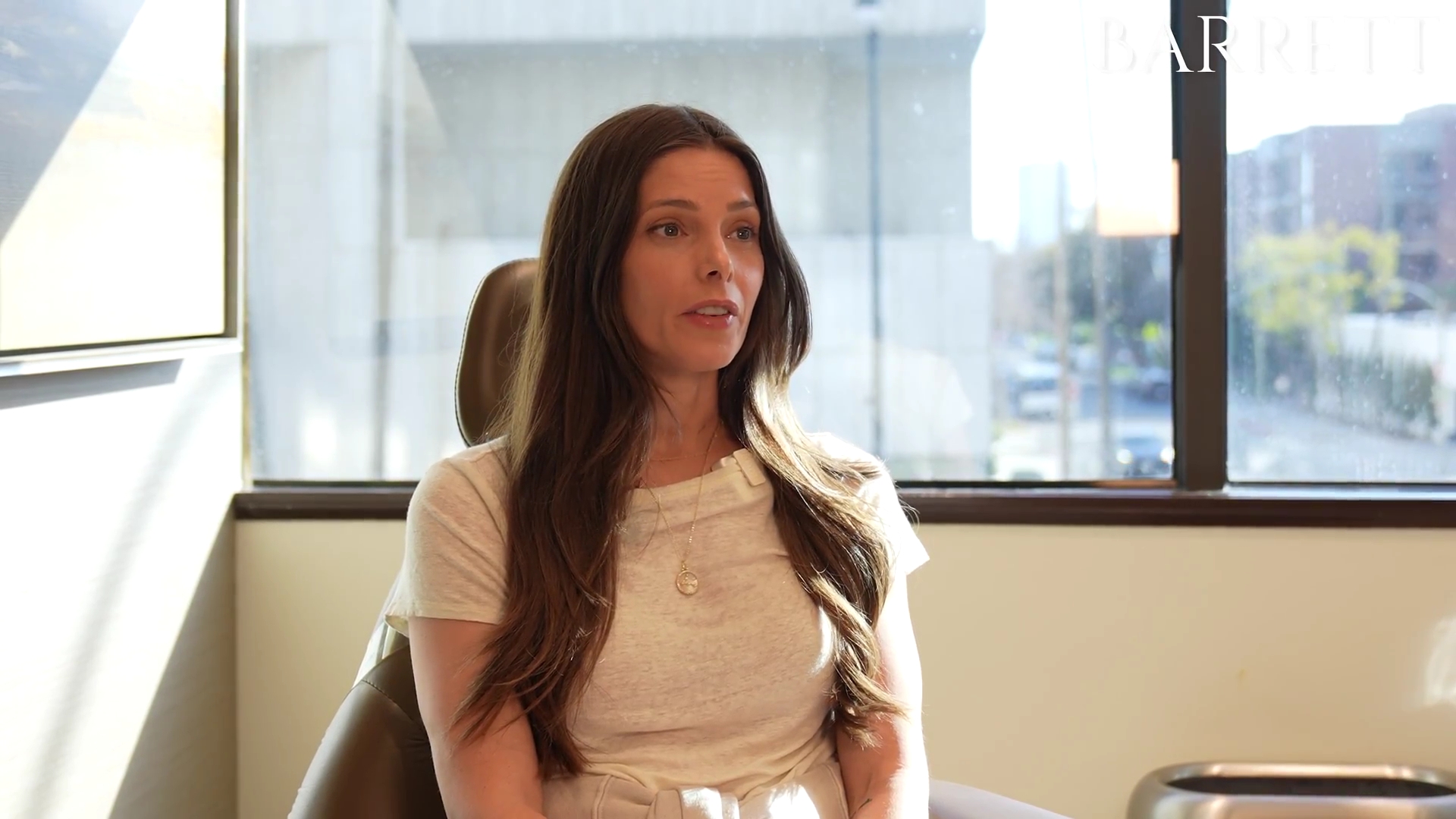 ashley-greene-dot-nl_BarrettPlasticSurgery0167.jpg