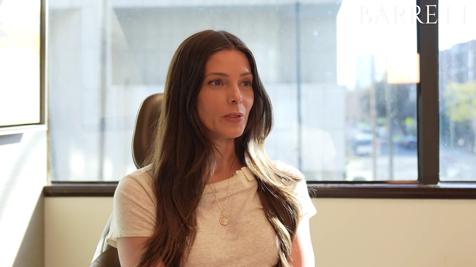 ashley-greene-dot-nl_BarrettPlasticSurgery0173.jpg