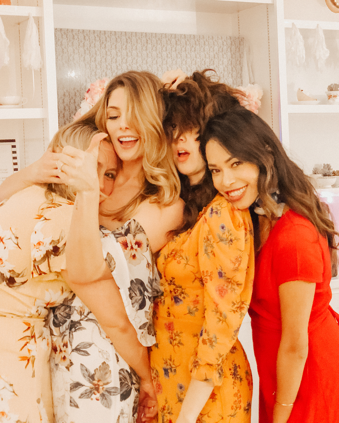 04 maart 2018: This is what 10+ years of friendship looks like. 😍 @ashleygreene is going to be the most beautiful bride! 😭
.
.
.
#friendship #squad #squadgoals #bridalshower #bridetobe #wedding #losangeles #california #girls #bride #californiabride #love #happy
04 maart 2018: This is what 10+ years of friendship looks like. 😍 @ashleygreene is going to be the most beautiful bride! 😭
.
.
.
#friendship #squad #squadgoals #bridalshower #bridetobe #wedding #losangeles #california #girls #bride #californiabride #love #happy