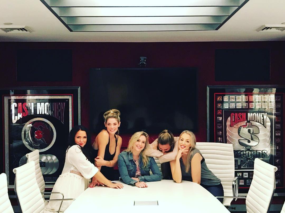 29 augustus 2017: Cash Money Records #signed band name:#GeorgeHarrisonFord #girlstrip #NYC ☝️#cashmoneyrecords
